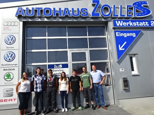 Autohaus-Inhaber Helmut Zolleis (r.) und Ausbildungsbeauftragte Julia Wunder (l.) begrüßen die neuen Auszubildenden Andre Gröschel (Auszubildender Automobilkaufmann), Jonas Saffer (Auszubildender Kfz-Mechatroniker), Vanessa Glaser (Auszubildende Automobilkauffrau), Tizian Häfner-Hansel (Auszubildender Fahrzeuglackierer) und Elias Farra (Auszubildender Kfz-Mechatroniker / v.l.n.r.). Foto: oh