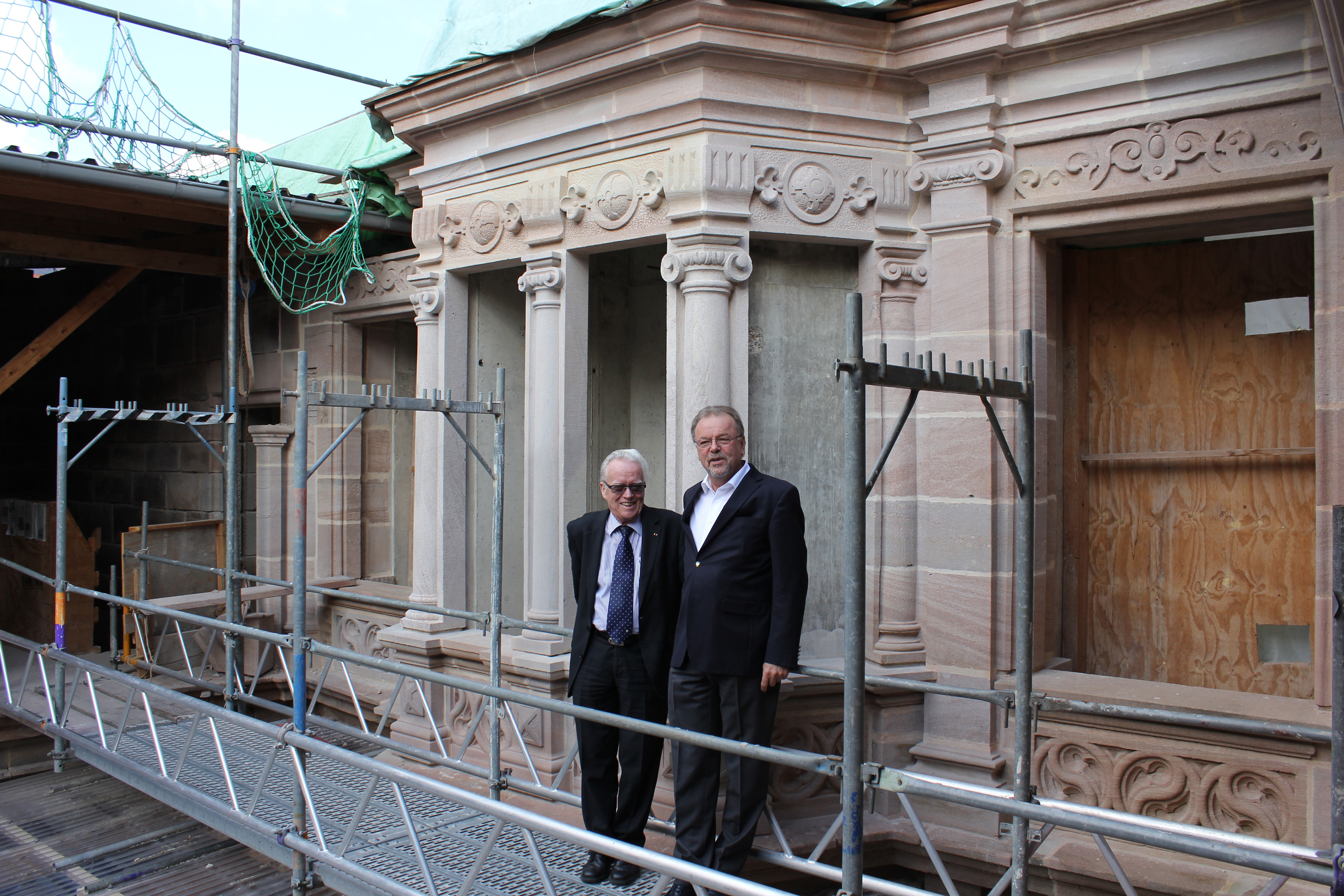 Hotelier Oskar Schlag (l.) und Karl-Heinz Enderle, Vorstand Altstadtfreunde Nürnberg e.V., im Pellerhof. Durch die beträchtliche Spende des Hoteliers wird der Wiederaufbau des Pellerhofes maßgeblich unterstützt.