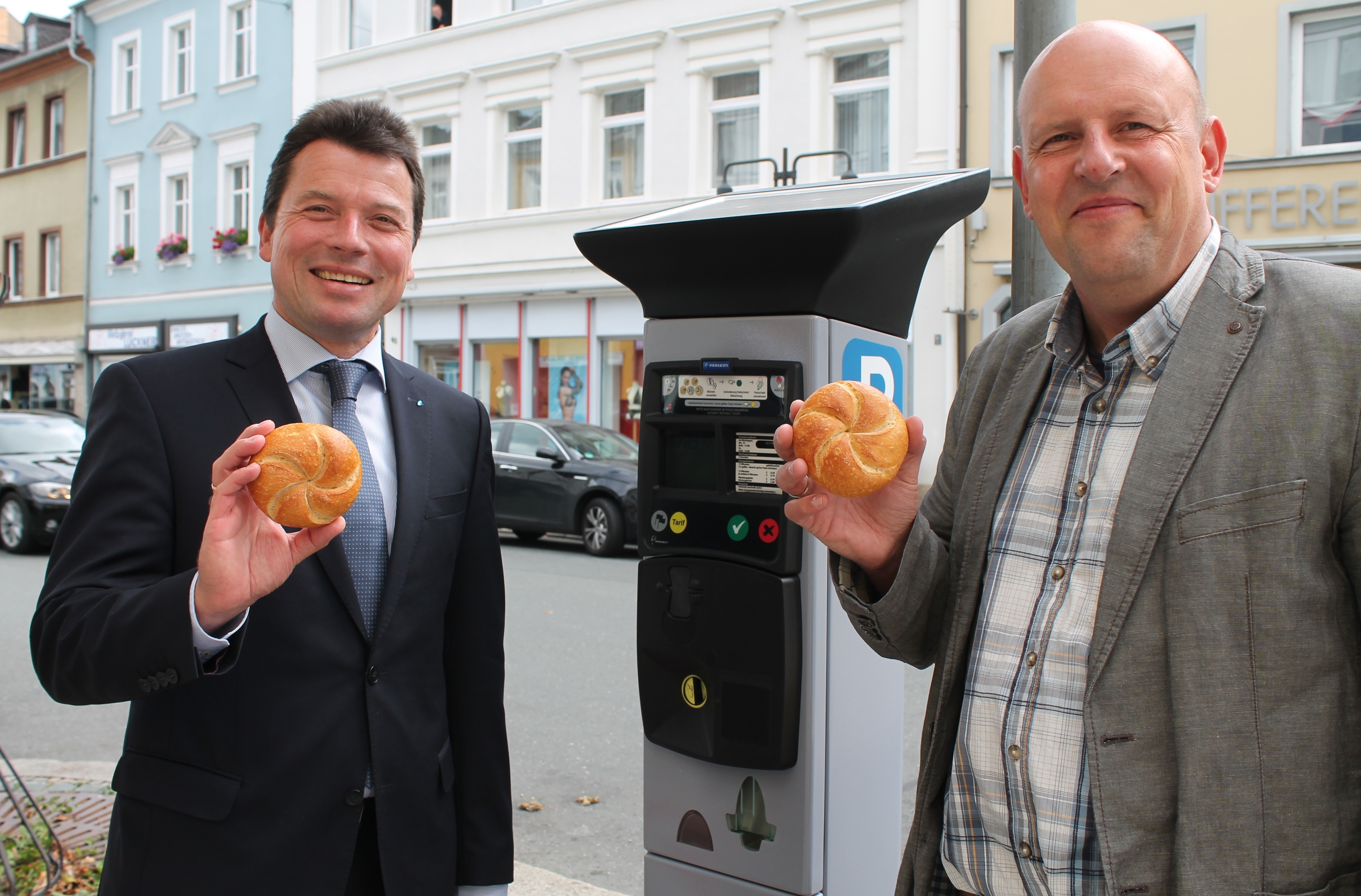 Oberbürgermeister Dr. Harald Fichtner und Matthias Wilfert (Sachgebiet Verkehrsaufsicht)