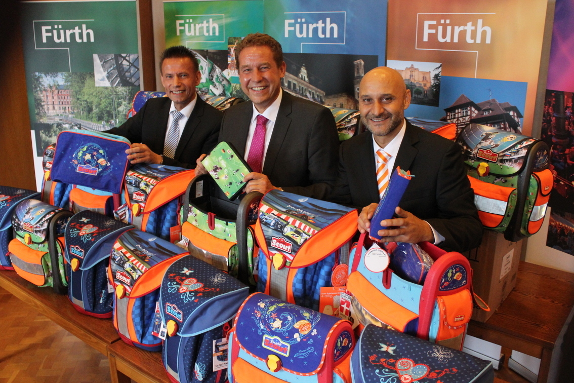 Gruppenbild mit Schultaschen: Thomas Lang, Markus Braun und Dejan Susak (v.li.n.re.). Foto: Ebersberger