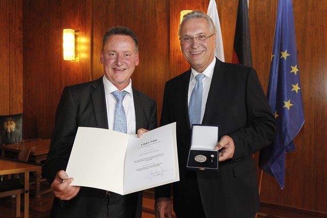 Verleihung der Kommunalen Verdienstmedaille durch den Bayerischen Innenminister Joachim Herrmann in Silber an Fürths Oberbürgermeister Dr. Thomas Jung (l.). | Foto: STMI Bayern