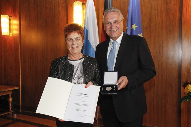 Kommunale Verdienstmedaille an Renate Blumenstetter, Mitglied des Nürnberger Stadtrates. | Foto: STMI Bayern