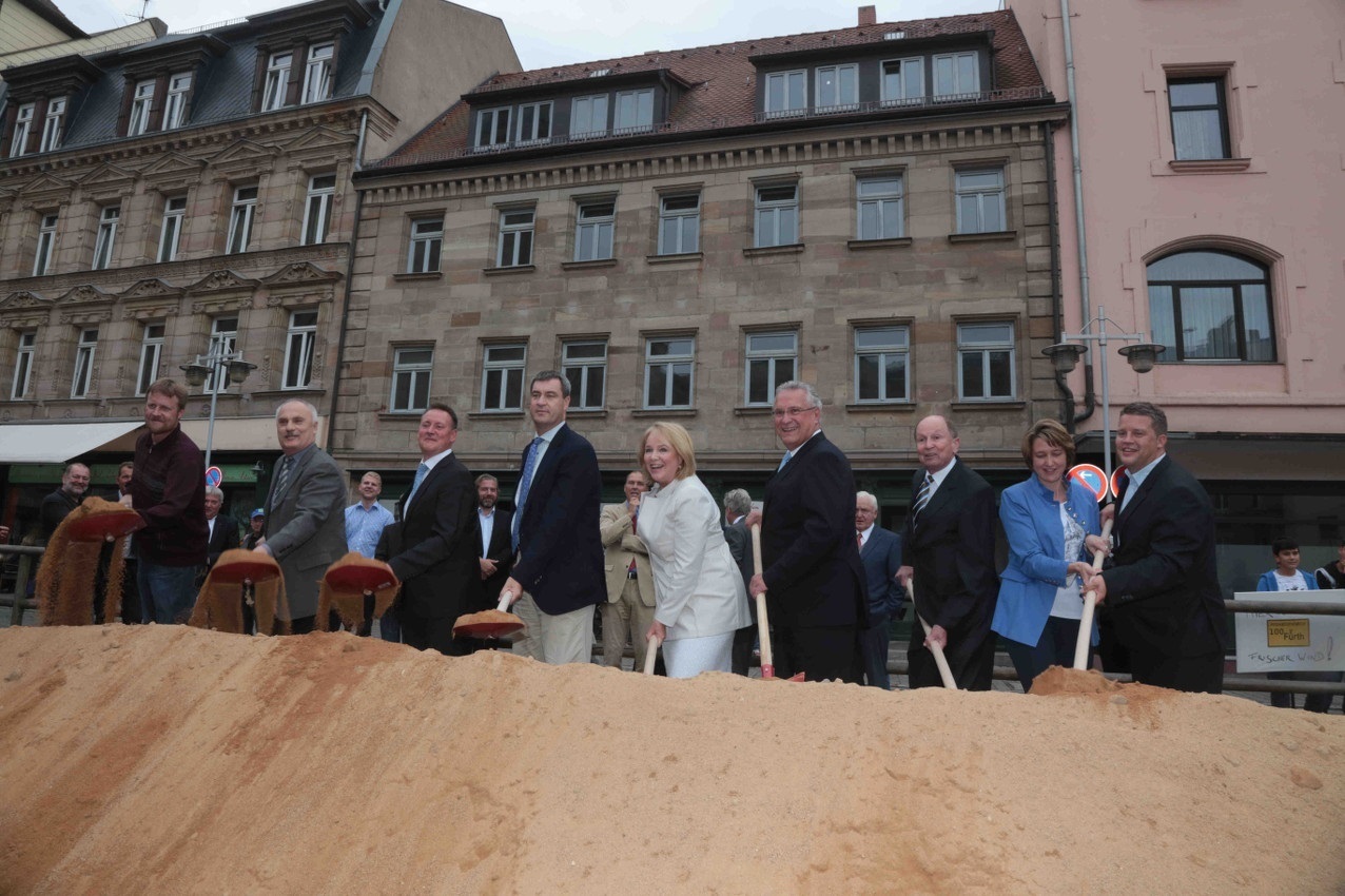 Der neunfache Spatenstich für das Ludwig-Erhard-Zentrum: (v.re.n.li.) SPD-Bundestagsabgeordneter Carsten Träger, CSU-MdB Dr. Anja Weisgerber, Medienunternehmer und Vorstandsmitglied der Stiftung Ludwig-Erhard-Haus Gunther Oschmann, Joachim Herrmann, Evi Kurz, Markus Söder, OB Thomas Jung, Fürths Baureferent Joachim Krauße und Stefan, Urenkel von Ludwig Erhard geben vor dem Geburtshaus von Ludwig Erhard das Startsignal für den Neubau.