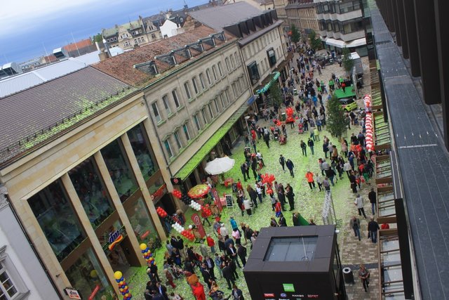 Der grün-silberne Konfettiregen bedeckte die neue Verlängerung der Fußgängerzone. Foto: Ebersberger