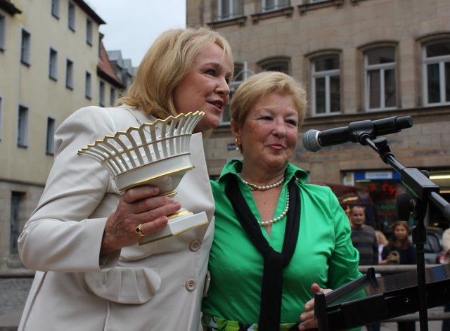 Die langjährige Hausdame im Bonner Kanzlerbungalow, Elisabeth Leutheuser-von Quistorp (re.) übergab Evi Kurz ein Tischschale, die Ludwig Erhard einst von der "Zeit" überreicht wurde. Foto: Ebersberger