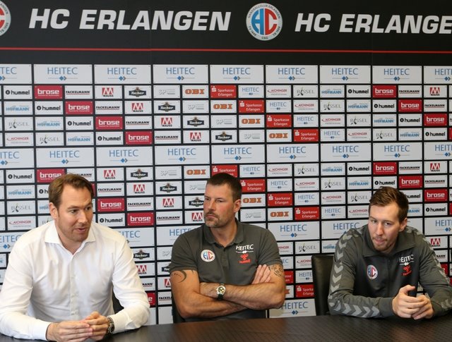 (Foto: hl-studios, Erlangen): v.l. HCE-Geschäftsführer Stefan Adam, Cheftrainer Trainer Robert Andersson und Nicolai Link freuen sich auf Friesenheim