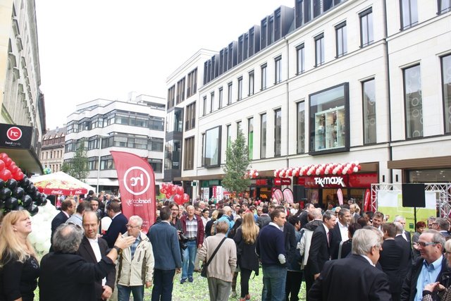 Schon vor der offiziellen Eröffnung strömten die Fürtherinnen und Fürther zur Neuen Mitte. Foto: Ebersberger