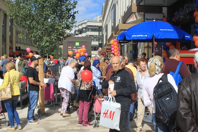 Die Fürther genossen den Einkaufsbummel in der Neuen Mitte. Foto: Ebersberger