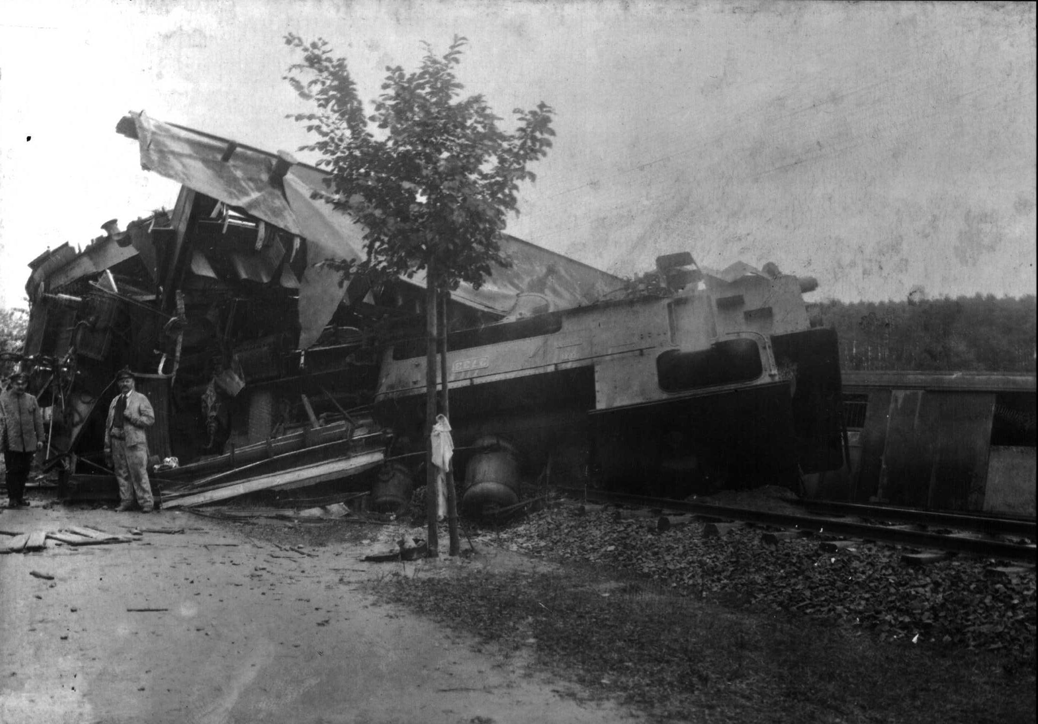 Die Lokomotive hat sich überschlagen und zeigt mit der Front zurück nach Eschenau. Man erkennt auf dem Bild links direkt vor dem Gleis die Staatsstraße von Nürnberg nach Gräfenberg mit dem Alleebaum,
im Hintergrund den Wald zwischen Forth und Brand.