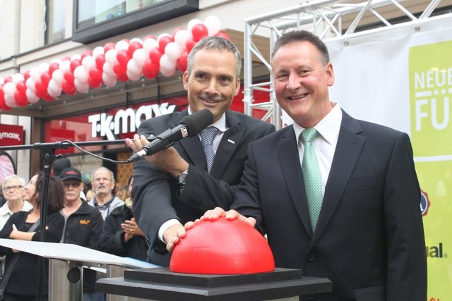 Alexander Schlag (li.) und OB Thomas Jung drücken den roten Knopf und eröffnen die Neue Mitte in Fürth. Foto: Ebersberger