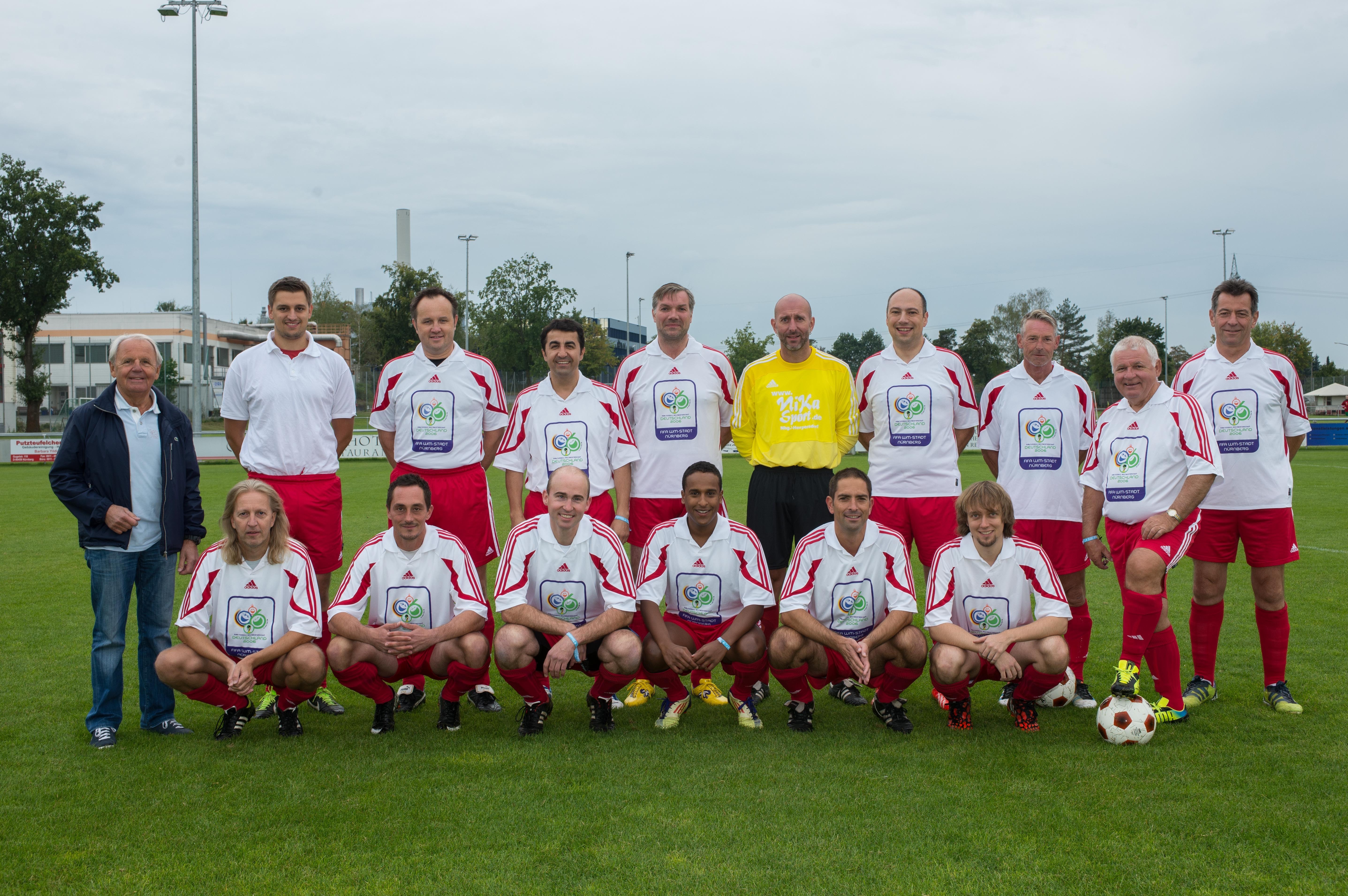 Die erfolgreiche Nürnberger Stadtrats-Fußballmannschaft 2015 beim 37. Ratsherrencup auf dem Fußballplatz des ATV Franconia mit dem Spielführer der Mannschaft, Gerald Raschke (zweiter von rechts, den Fuß auf dem Ball).