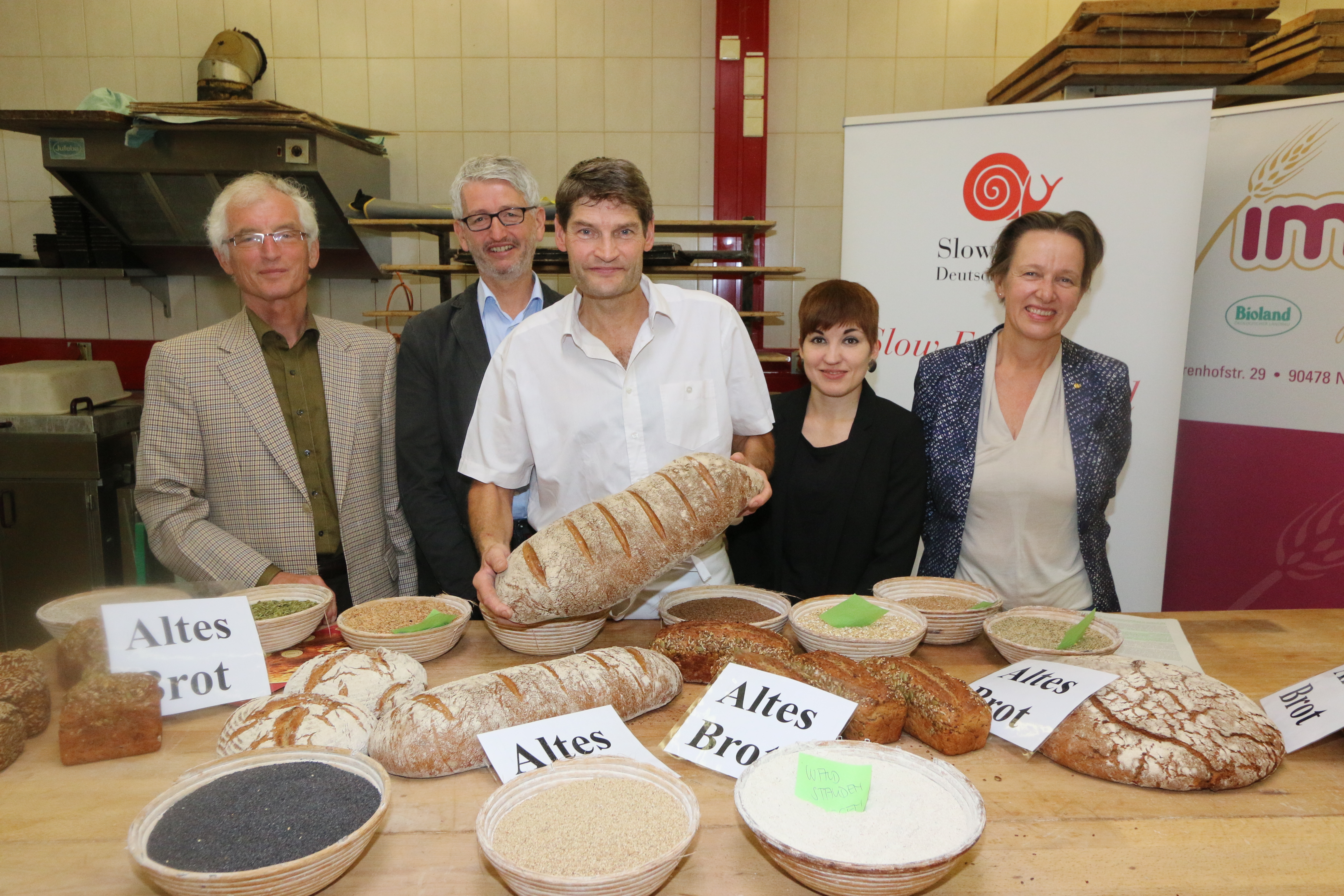 Stellten den Aktionstag vor: Dr. Ursula Hudson, Vorsitzende Slow Food Deutschland e.V. (r.), Sarah Hermges, Bundesanstalt für Landwirtschaft und Ernährung (2.v.r.), Bäcker Herbert Imhof (Mitte), Bernhard Saurenbach, Ländervertreter Bayern Nord der Deutschen Tafel e.V. (l.) und Dr. Werner Ebert, Referat Umwelt und Gesundheit Stadt Nürnberg, BioMetropole Nürnberg (2.v.l.).