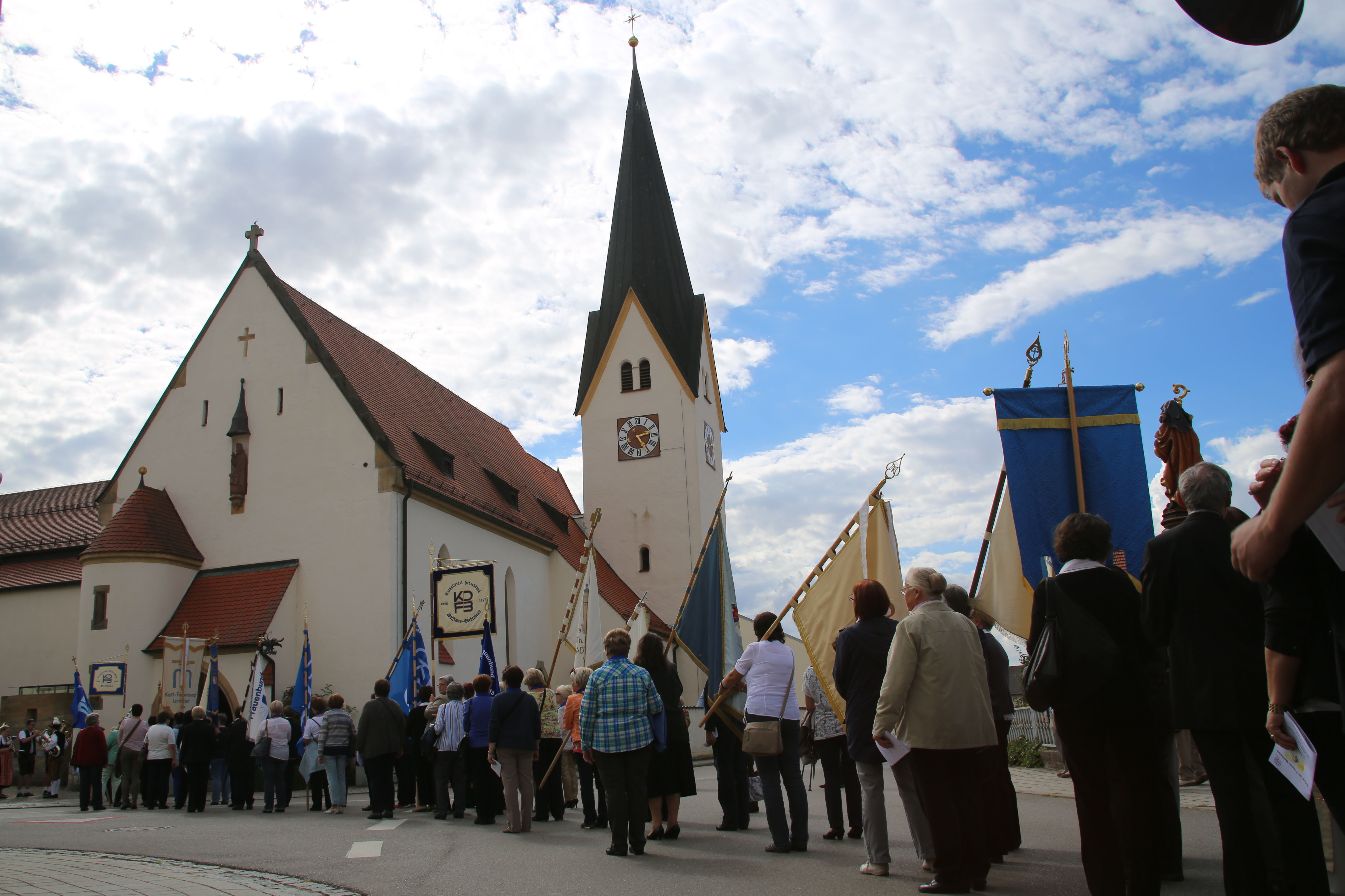 Die Teilnehmerinnen der Wallfahrt des KDFB-Diözesanverbands Eichstätt ziehen in die Pfarrkirche in Mindelstetten ein. Dort befindet sich das Grab der heiligen Anna Schäffer