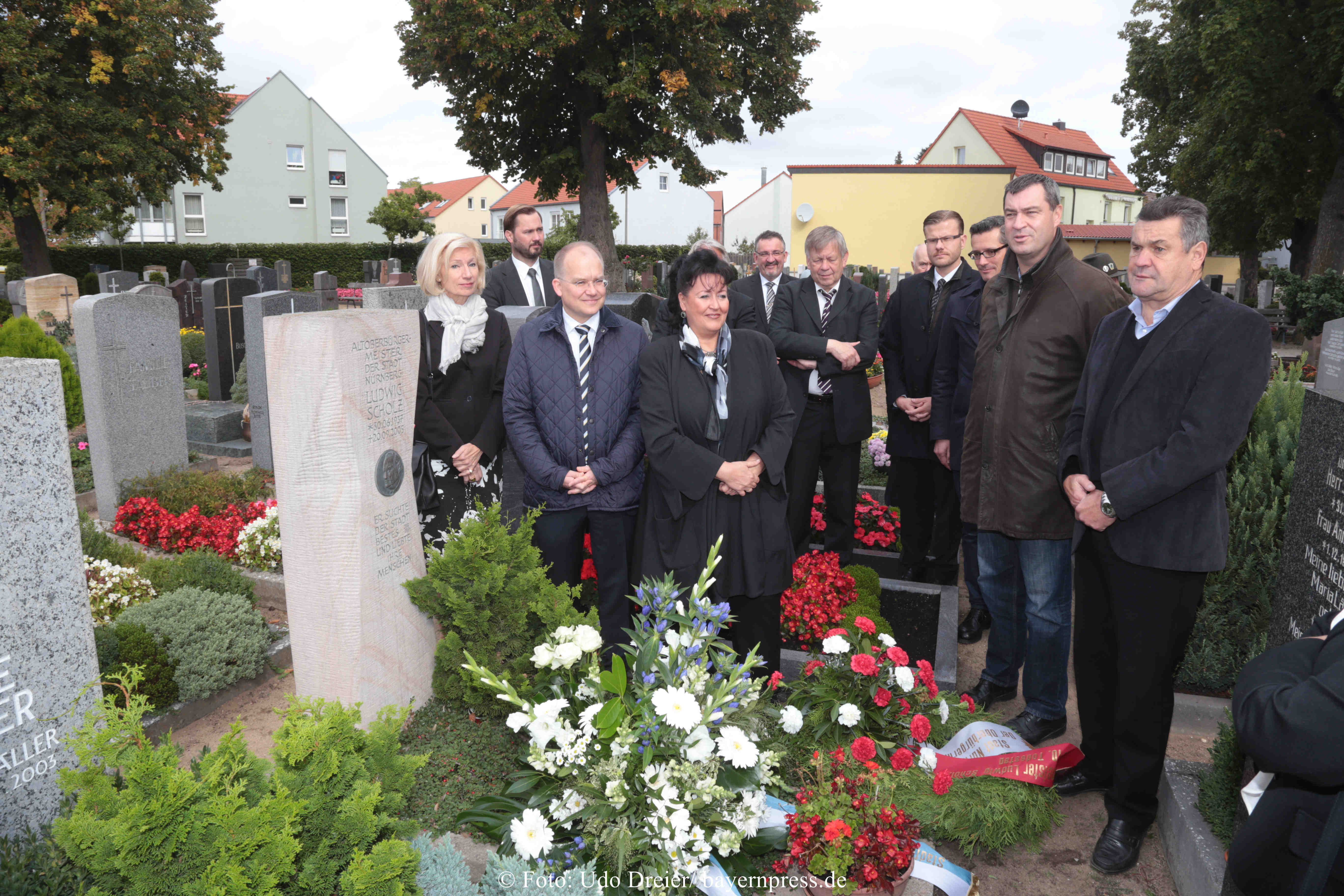 Gedenkstunde für Ludwig Scholz auf dem Eibacher Friedhof mit Staatsminster Dr. Markus Söder (2.v.r.) und CSU-Fraktionsvorsitzenden Sebastian Brehm (2.v.l.).