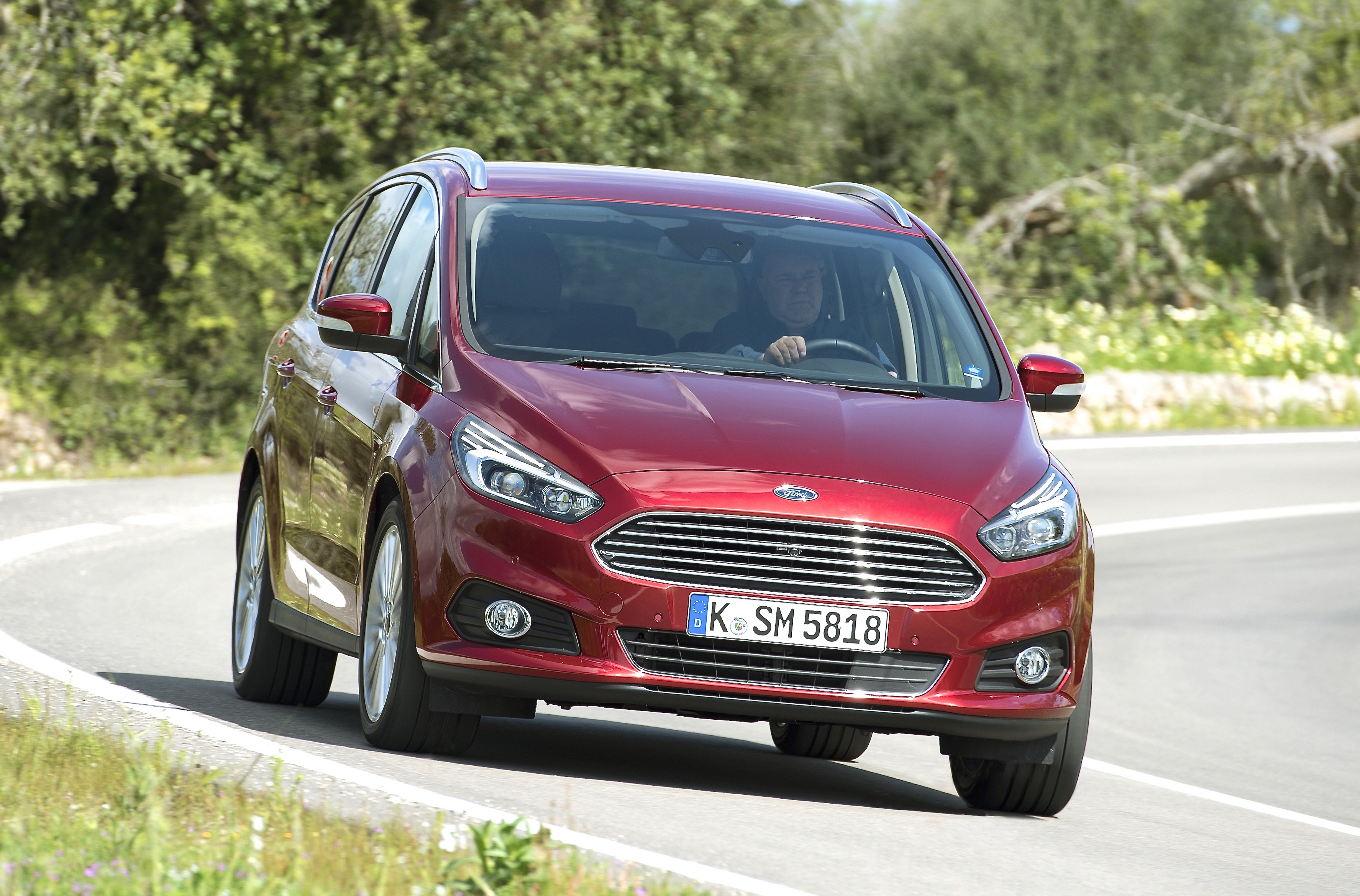 Der neue S-Max ist mit intelligentem Speedlimiter erhältlich, der den Tempomaten mit Verkehrszeichenerkennung oder Navigationssystem verknüpft. Foto: Auto-Medienportal.Net/Ford