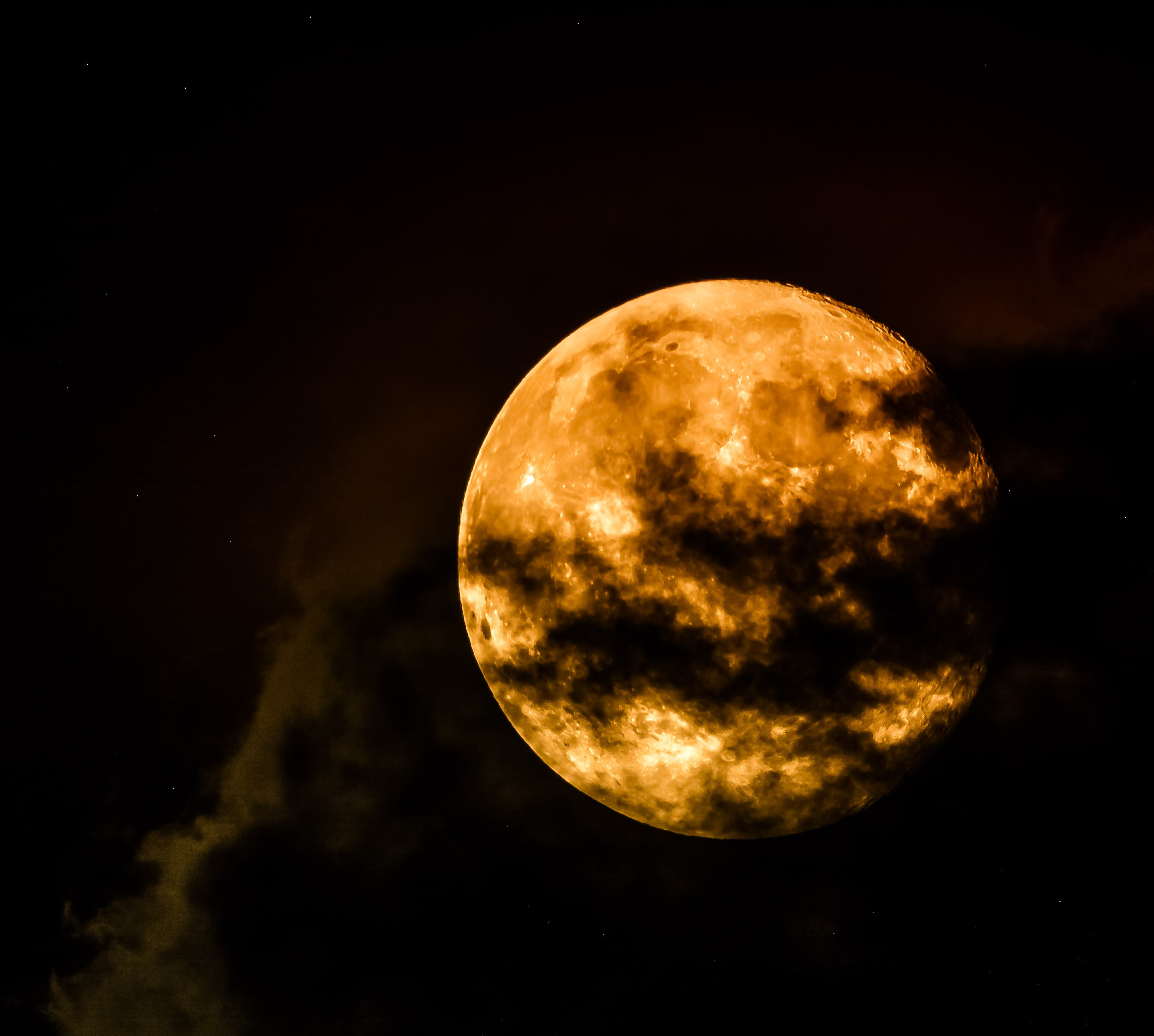 Blick auf den ,,normalen" Vollmond mit vorbeiziehenden Wolken.