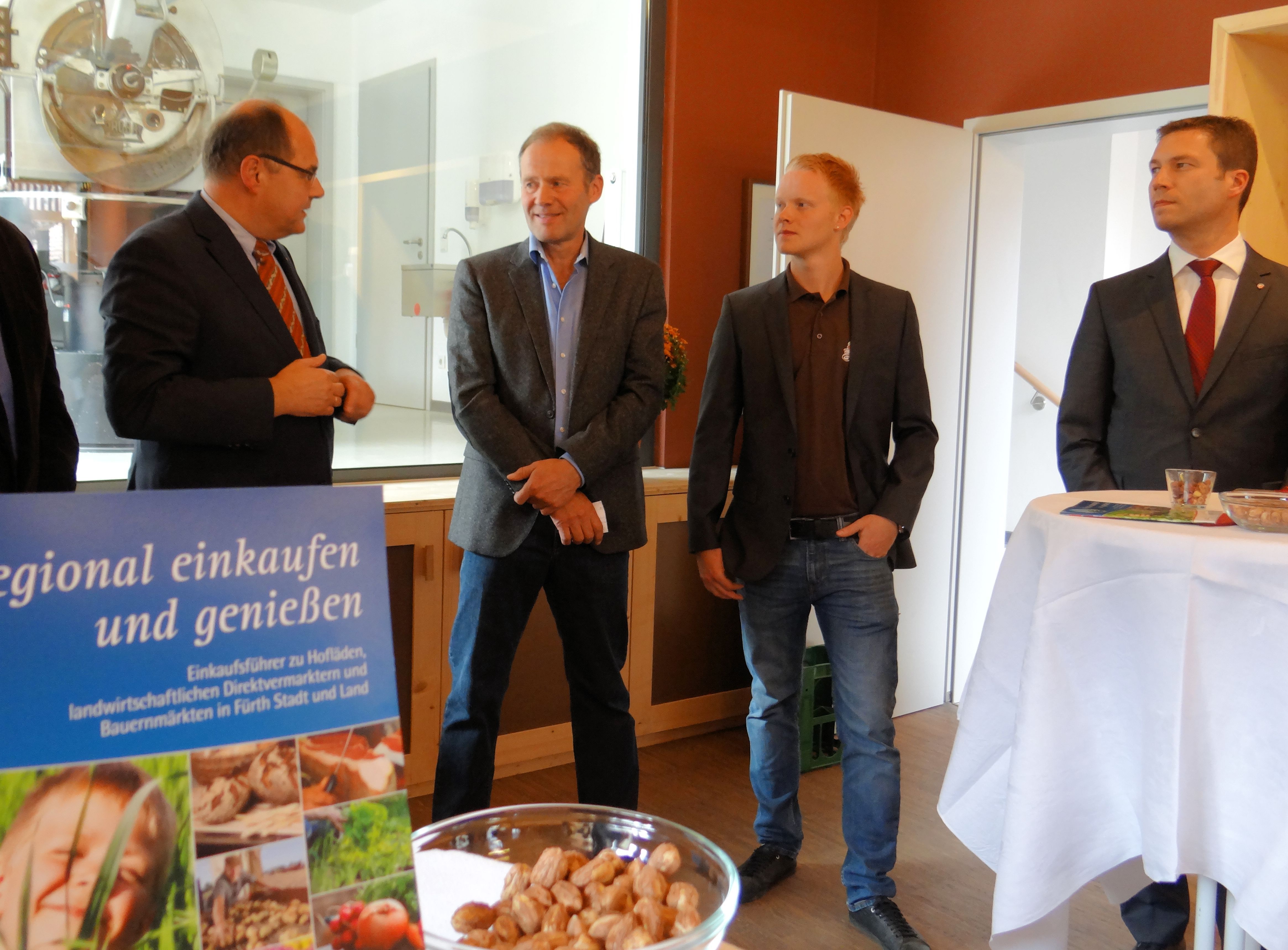 Bundeslandwirtschaftsminister Christian Schmidt (li.) und Landrat Matthias Dießl (re.) erfahren Interessantes rund um die Haselnuss von Fritz und Martin Stiegler.