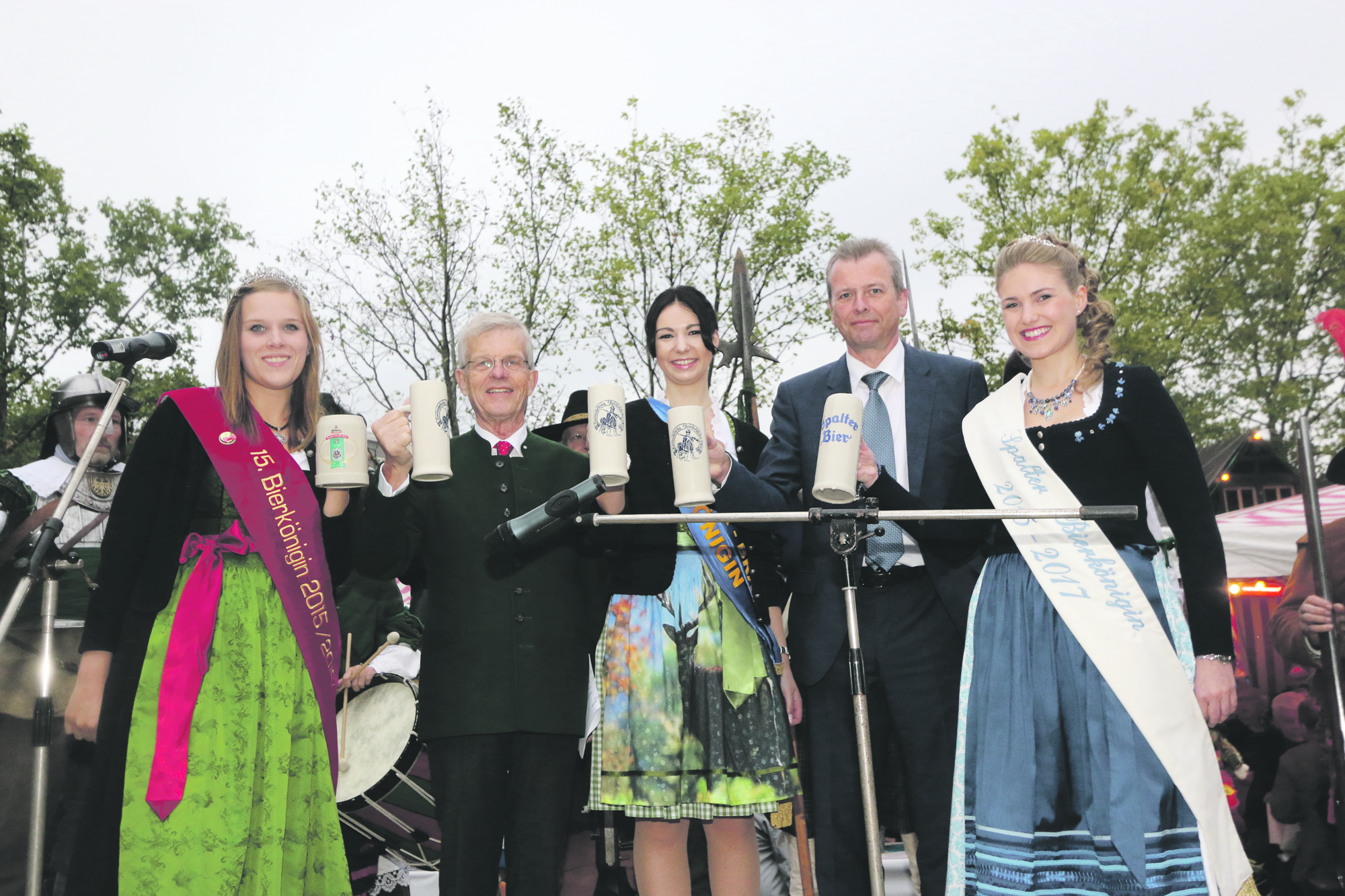 Oberbürgermeister Dr. Ulrich Maly (2.v.r.) und Jörg von Rochow, Vorsitzender des Fördervereins Alstadtfest Nürnberg eröffneten mit drei Bierköniginnen das 45. Altstadtfest.