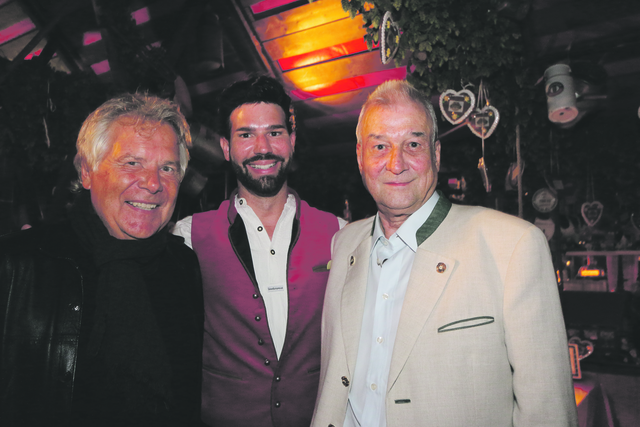 Christian Wagner (M.) begrüßt die Unternehmer Hans-Rudolf Wöhrl (l.) und Dr. Thomas Diehl | Foto: JRBraun