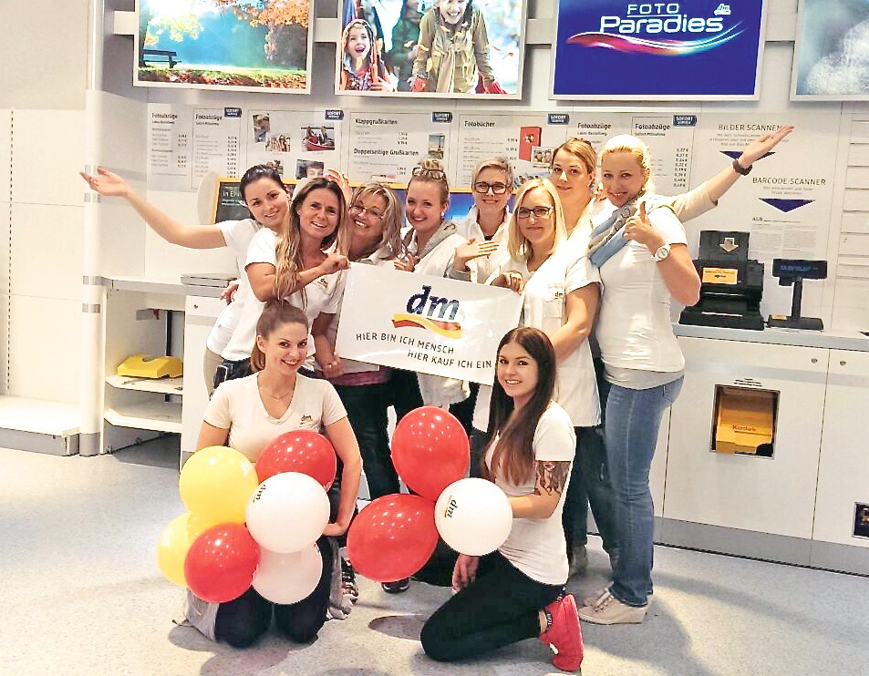 Immer freundlich und für die Kundschaft da: Marktleiterin Sigrid Bergner (stehend / 2.v.l.) und ihr Team. Foto: oh