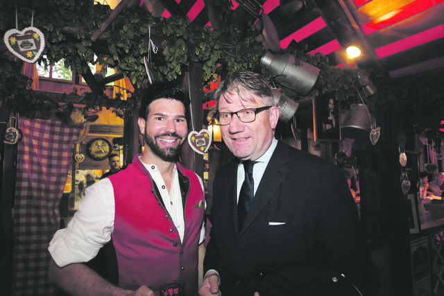 Christian Wagner (l.) mit Wöhrl-Chef Erich Beyersdorff | Foto: JRBraun