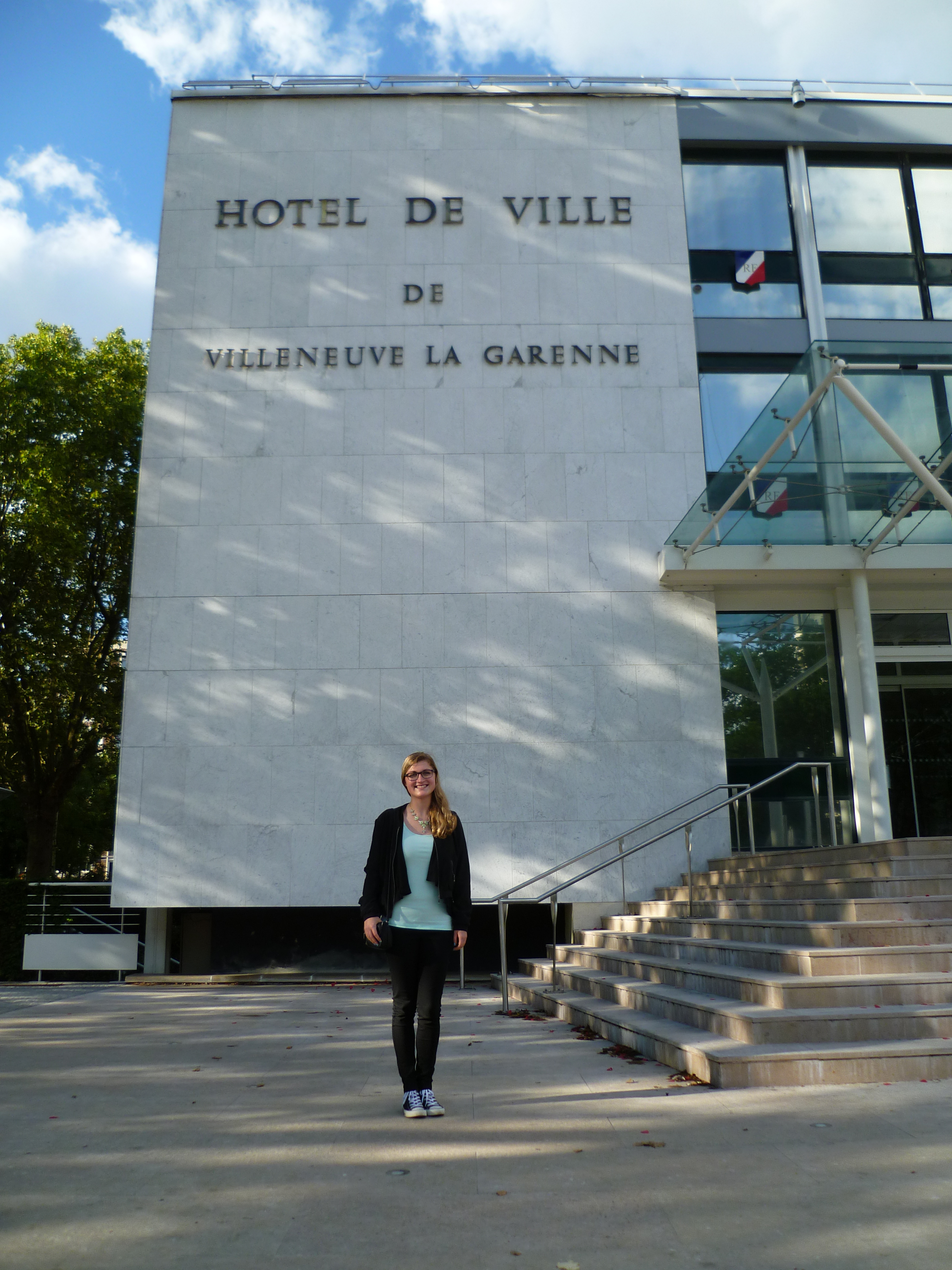 Katharina Joost vor dem Rathaus in Villeneuve