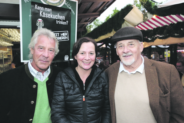 Apotheker Werner Kühnel (l.) und Entertainer Conny Wagner mit Petra Seel, Charivari 98,6. | Foto: J.R. Braun