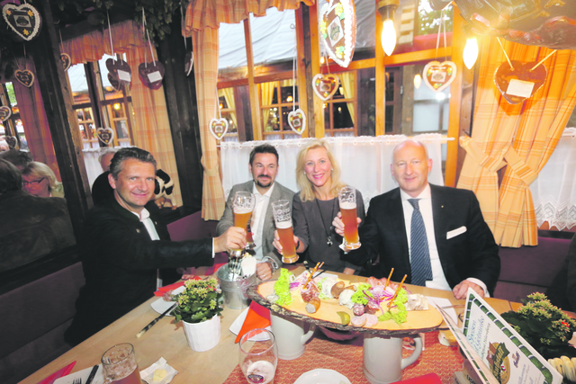 Ralf Schepull (l.) und Nico Berner (2.v.l), beide BMW, mit Breuninger-Chef Martin Kusch und Lebensgefährtin Eva Maria Stempel. | Foto: JRBraun