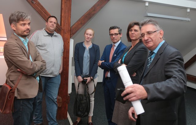 Nürnbergs Wirtschaftsreferent Dr. Michael Fraas (3.v.r.), Staatsministerin Ilse Aigner (2.v.r.) und Geschäftsführer Dietrich Fleich (r.) im Gespräch mit Startup-Unternehmern bei der Besichtigung der neuen Büroräume.