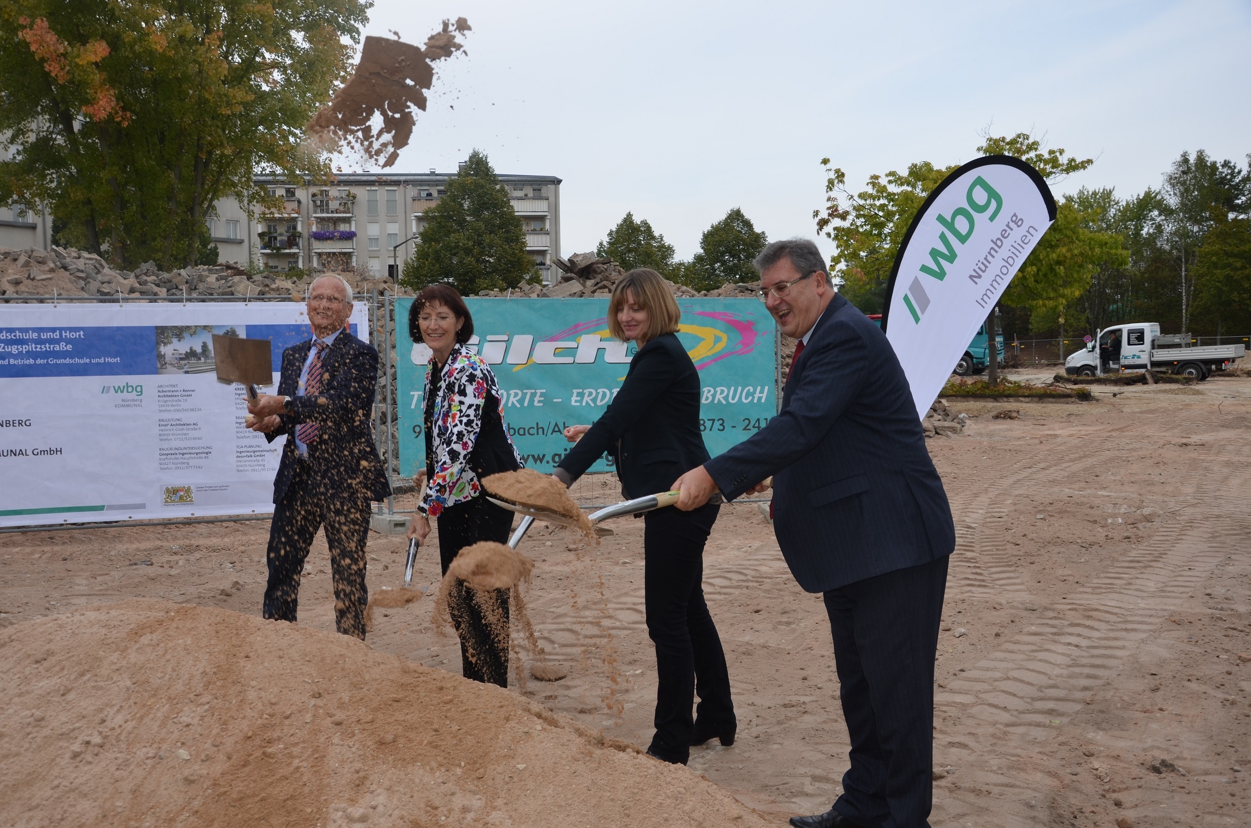 Sichtlich Spaß bei Spatenstich für die Grundschuldependance mit Hort hatten
Schulbürgermeister Klemens Gsell, Jugendamtsleiterin Kerstin Schröder, Architektin
Cornelia Renner und der Geschäftsführer der WBG KOMMUNAL GmbH, Frank Thyroff
(v.l.n.r.)