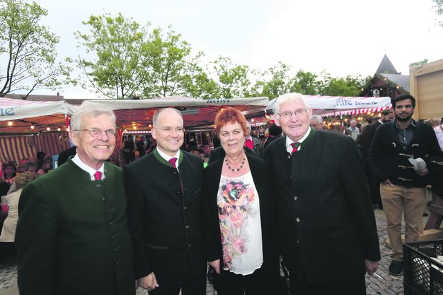 Jörg von Rochow (l.), CSU-Fraktionsvorsitzender  Sebastian Brehm (2.v.l.) mit Kurt Raum, Altstadtfest und Stadträtin Renate Blumenstetter. | Foto: JRBraun