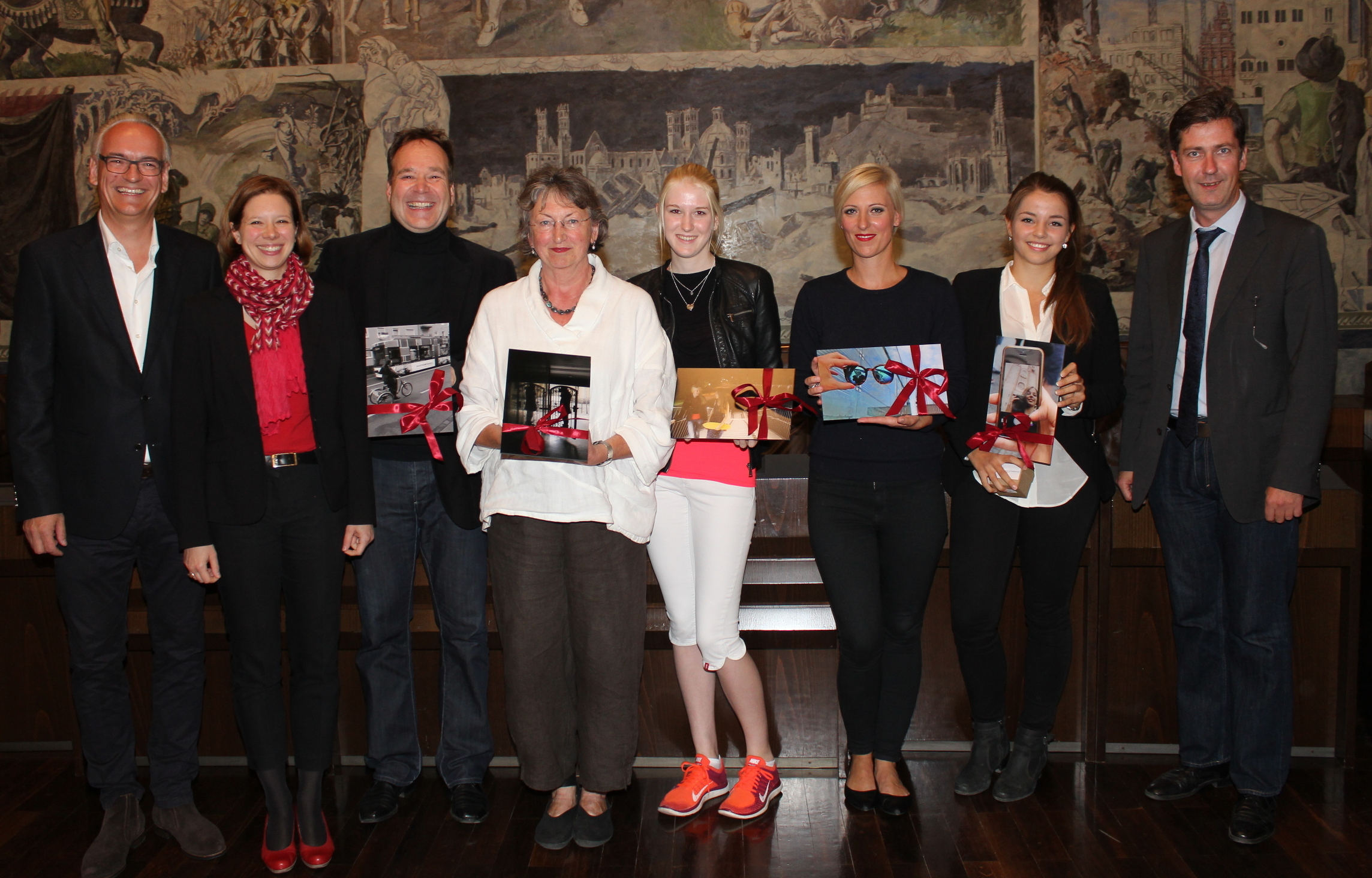 v.li. Jens Geisendörfer und Yvonne Beck (AIV), Juhani Karanka, Gudrun
Decker, Annika Zeier, Linda Müller, die erstplatzierte Luise Feller und
Oberbürgermeister Christian Schuchardt