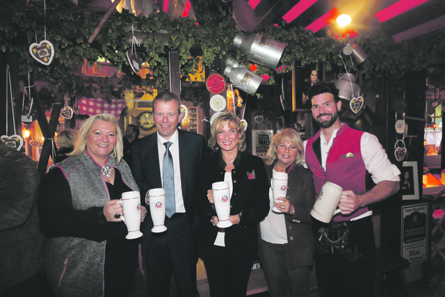Im "Kuhstall" wurden OB Dr. Ulrich Maly (2.v.l.) und die Bundestagsabgeordnete Dagmar Wöhrl (M.) von Sissy Kleinke-Kühnel (2.v.r.), Festwirt Christian Wagner und Geschäftsführerin Babs begrüßt. | Foto: JRBraun