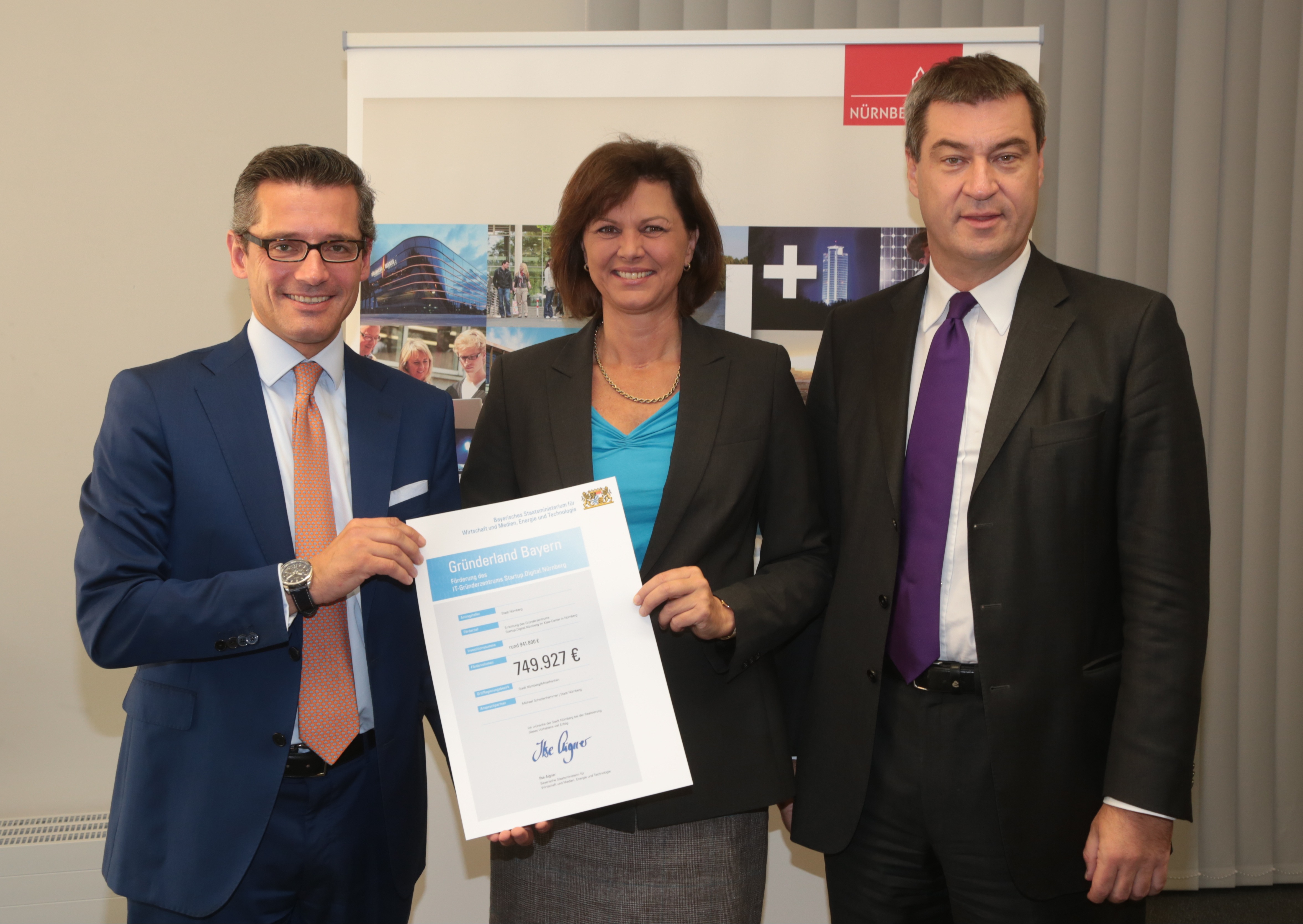 Nürnbergs Wirtschaftsreferent Dr. Michael Fraas, Staatsministerin Ilse Aigner und Staatsminister Dr. Markus Söder bei der Übergabe des Förderbescheides in Höhe von 749.927 Euro.
