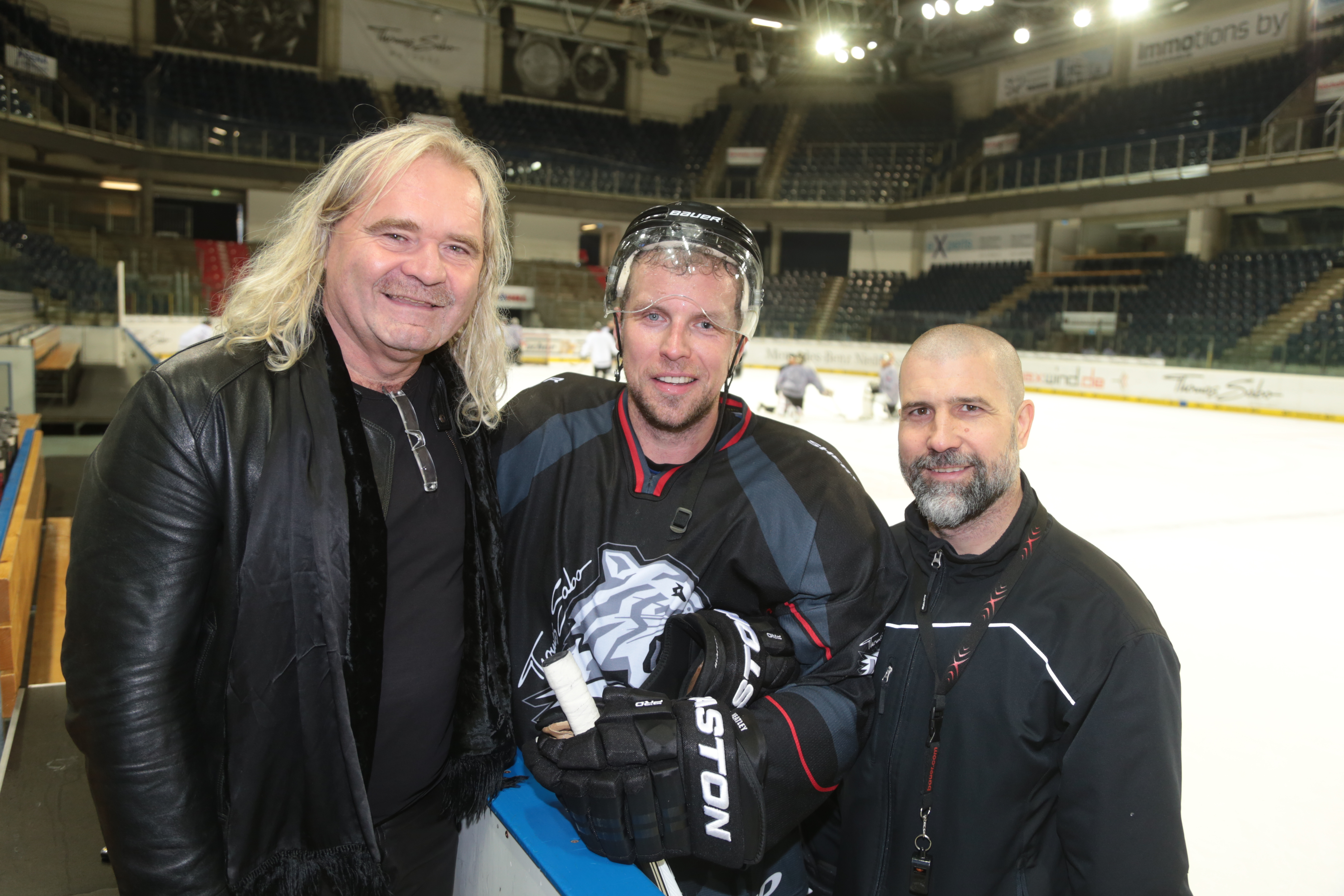 Eishockey-Olympasieger Dany Heatley (Mitte) mit Ice Tigers Eigentümer Thomas Sabo (l.) und Sportdirekor Martin Jiranek (r.) nach dem ersten Training.