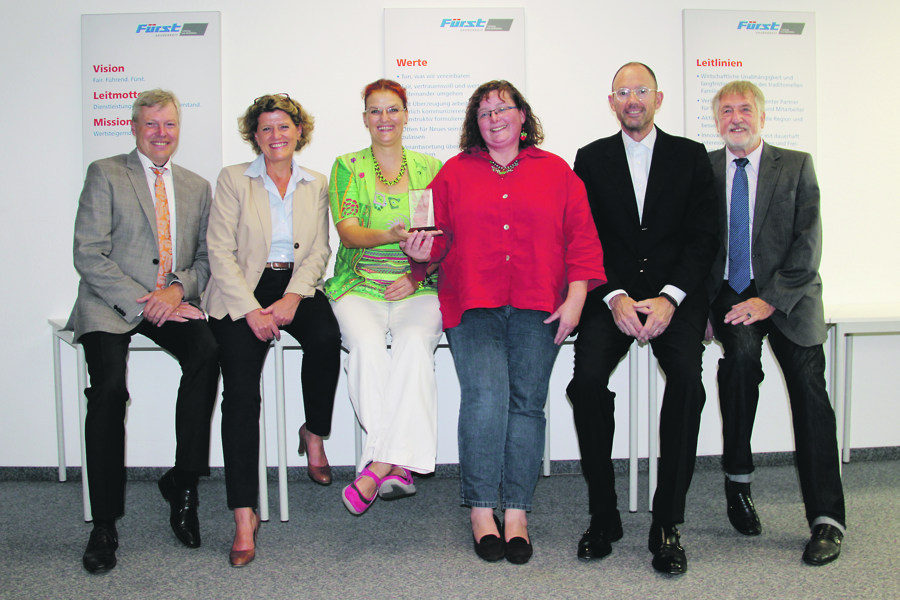 Nele Gilch (3.v.l.) und Petra Schinz (4.v.l.) dürfen sich über die Auszeichnung „Kreativer Kopf aus der Metropolregion“ freuen. Es gratulieren (v.l.) Harald Greiner (MarktSpiegel-Geschäftsführer
und Jurymitglied), Christine Bruchmann (Geschäftsführende Gesellschafterin der „Fürst“-Gruppe), Prof. Dr.
Klaus L. Wübbenhorst (Wirtschafts-Chef der EMN und Jurymitglied) und Dr. Dieter Rossmeisl (Geschäftsführer Forum Kultur der EMN und Jurymitglied).