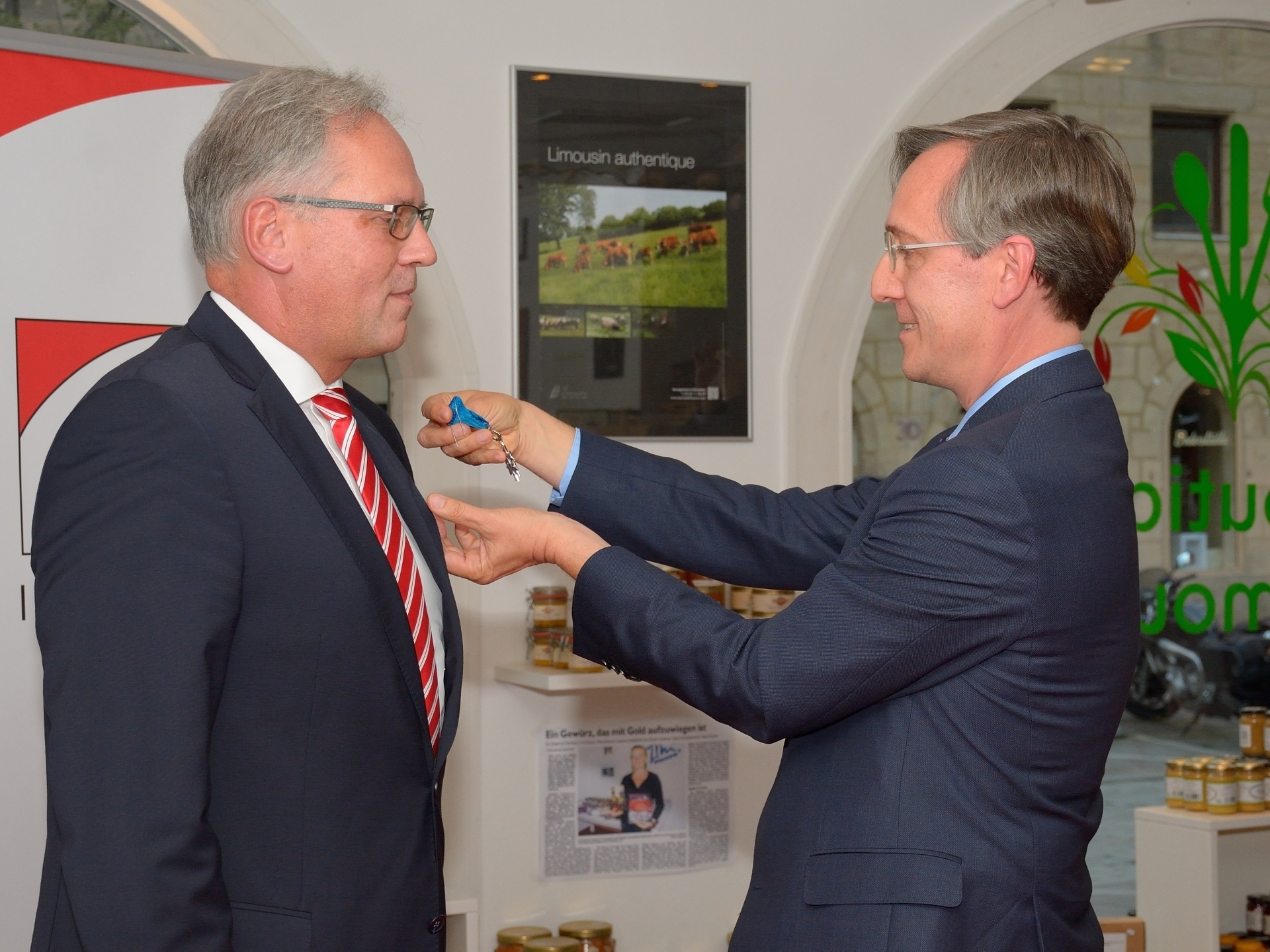 Die Ordensverleihung nahm der französische Generalkonsul Jean-Claude
Brunet aus München (rechts) vor.