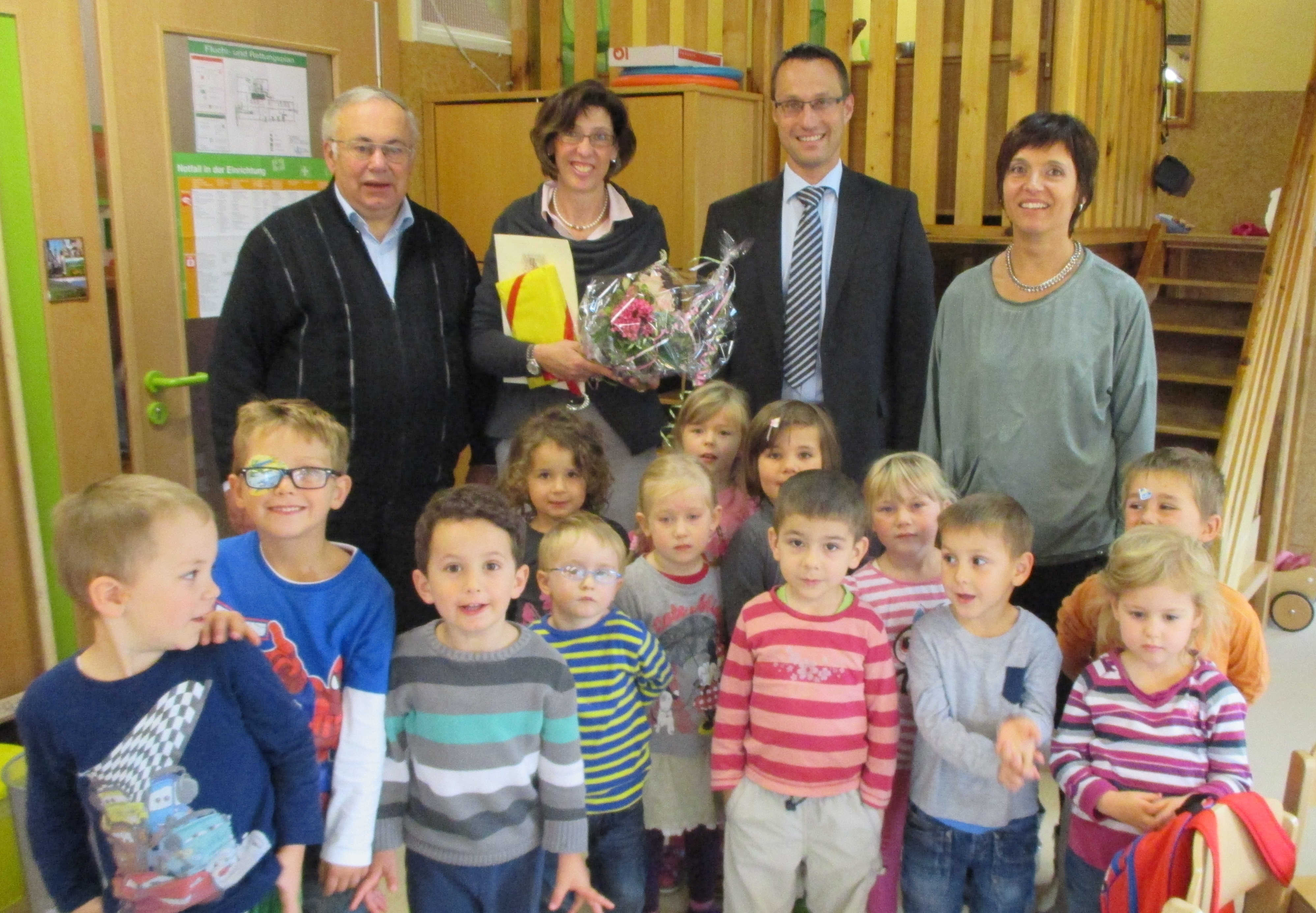Sonja Flott, 2.v.li., zusammen mit Pfarrer Eisend, 1.v.li., Harald Kiesl, 2.v.re., einer Kollegin und ihrer Kindergartengruppe