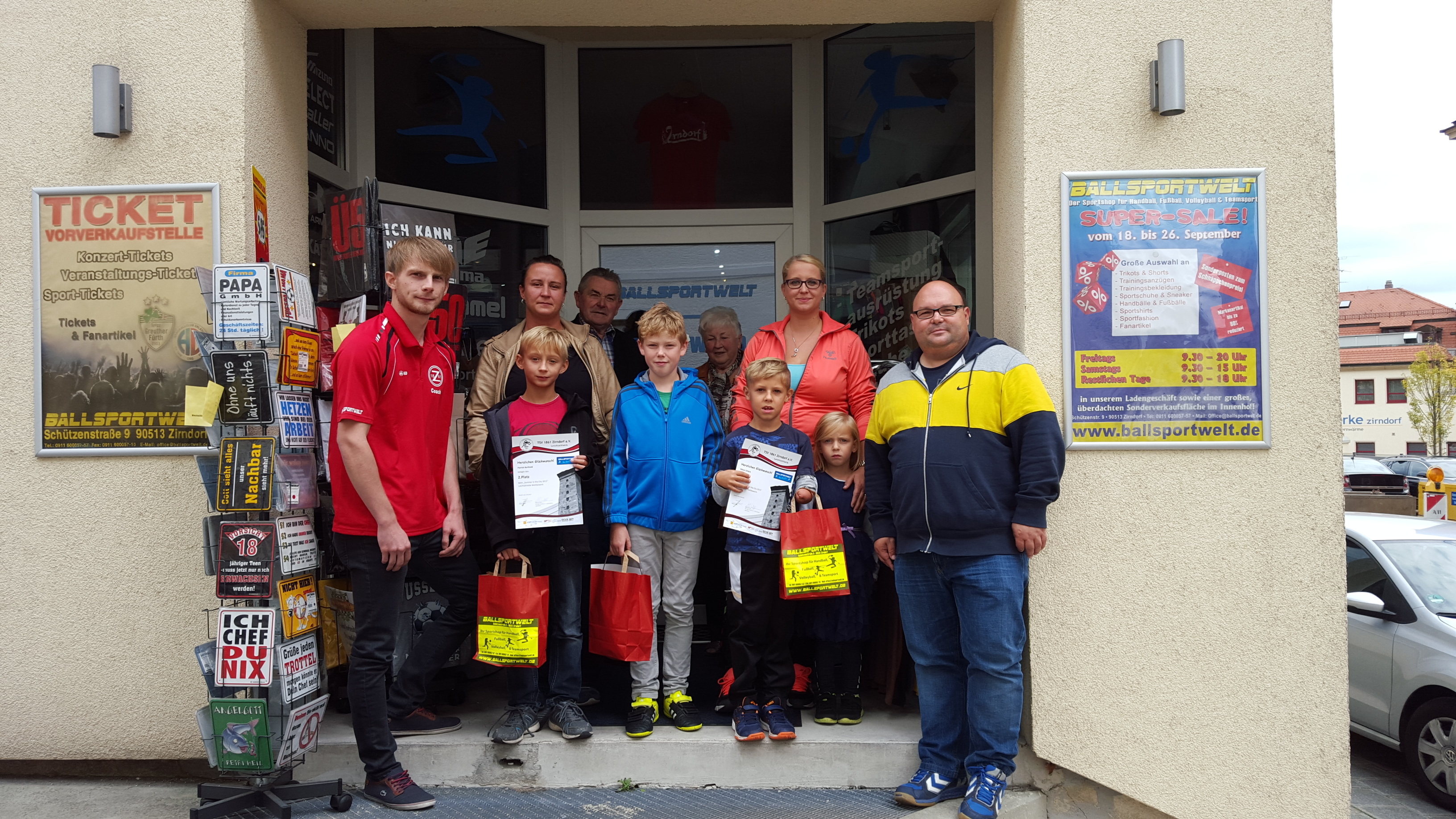 Die glücklichen Gewinner mit Jochen Felbinger (Ballsportwelt) und Marcus Grun (TSV Zirndorf - Leichtathletik)