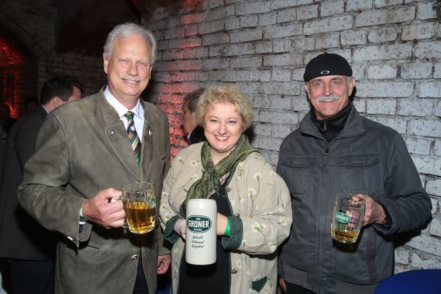 Landtagsabgeordnete Petra Guttenberger mit ,,Bodyguards" Polizeipräsident Johann Rast (l.) und Polizeidirektor Ingo Wittassek (r.). | Foto: Udo Dreier/bayernpress
