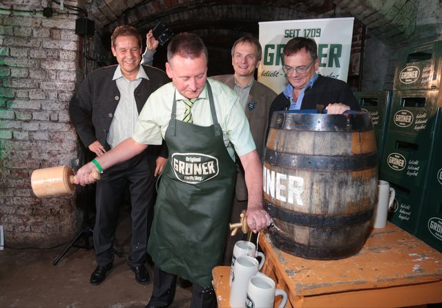 Mit zwei Schlägen stach Oberbürgermeister Dr. Thomas Jung das erste Fass Grüner Festbier an, im Hintergrund Bürgermeister Markus Braun, Wirtschaftsreferent Horst Müller und Tucher Geschäftsführer Fred Höfler (v.l.). | Foto: Udo Dreier/bayernpress