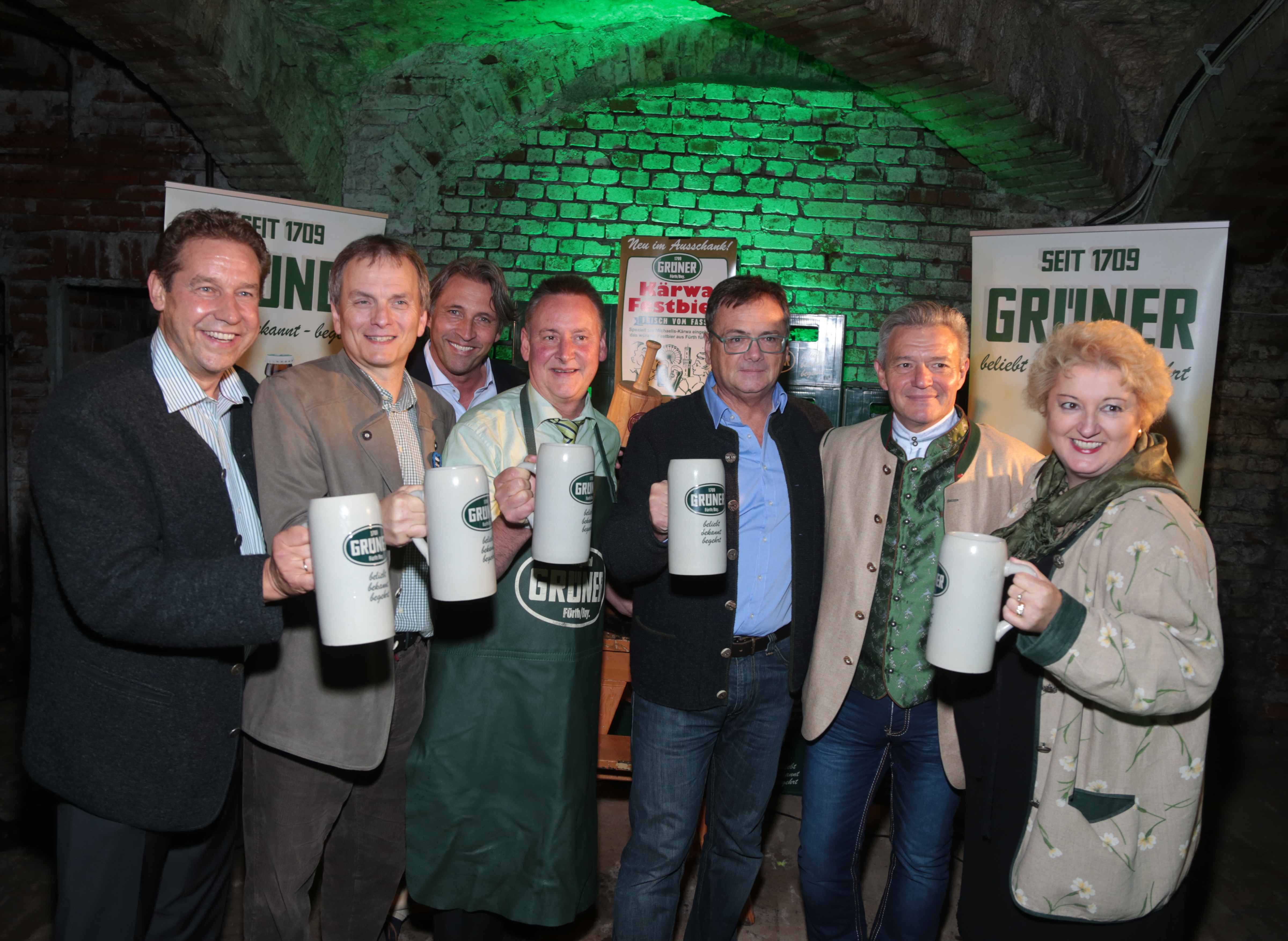 Bei der Grüner Bierprobe: Fürths Bürgermeister Markus Braun, Fürths Kirchweih- und Wirtschaftsreferent Horst Müller, Fürths Schaustellerchef Helmut Dölle, Oberbürgermeister Thomas Jung, Tucher Geschäftsführer Fred Höfler sowie die Landtagsabgeordneten Horst Arnold und Petra Guttenberger (v.l.).