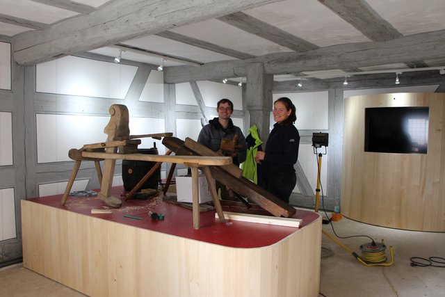 Die letzten Handgriffe vor der feierliche Eröffnung des Büttnerhauses. | Foto: Freilandmuseum Bad Windsheim