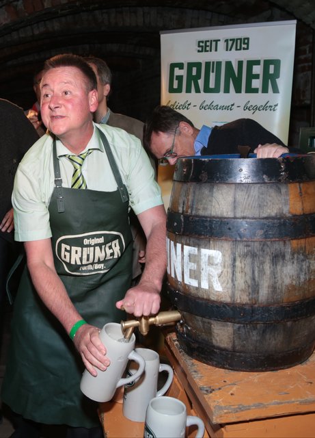 Mit zwei Schlägen stach Oberbürgermeister Dr. Thomas Jung das erste Fass Grüner Festbier an. | Foto: Udo Dreier/bayernpress