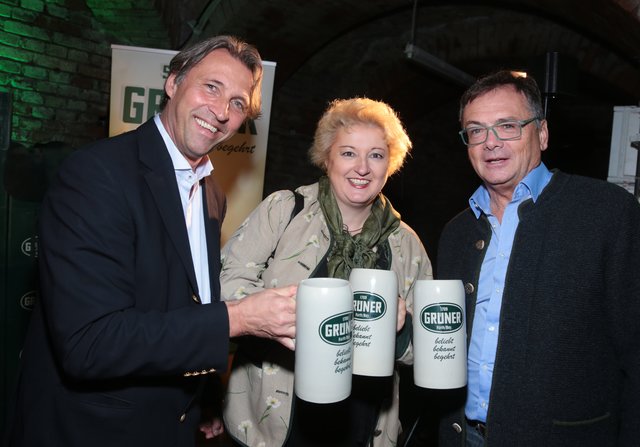 Fürths Schaustellerchef Helmut Dölle, Landtagsabgeordnete Petra Guttenberger und Tucher Geschäftsführer Fred Höfler (v.l.). | Foto: Udo Dreier/bayernpress