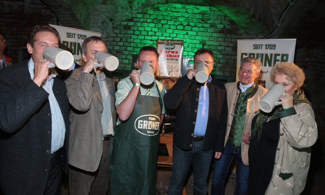 Bei der Grüner Bierprobe: Fürths Bürgermeister Markus Braun, Fürths Kirchweih- und Wirtschaftsreferent Horst Müller, Oberbürgermeister Thomas Jung, Tucher Geschäftsführer Fred Höfler sowie die Landtagsabgeordneten Horst Arnold und Petra Guttenberger (v.l.). | Foto: Udo Dreier/bayernpress