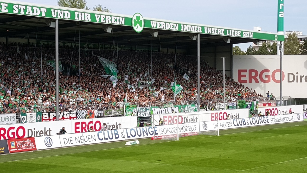 Die Fans auf der Fürther Nordtribüne stehen wie ein Mann hinter ihrem Kleeblatt. Foto: Ebersberger