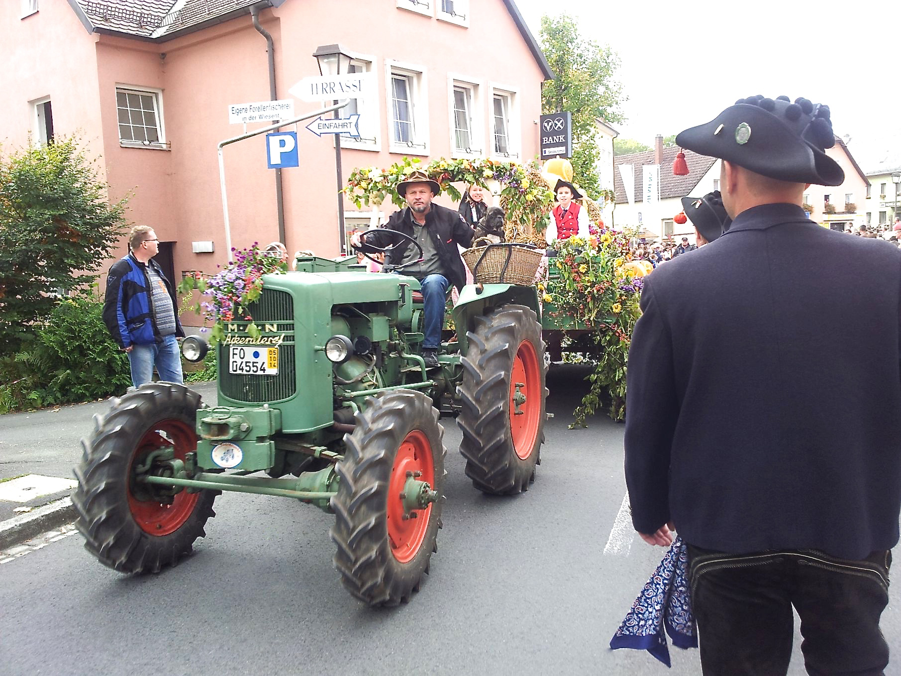 Auch tolle Oldtimer-Traktoren bereichern den Festzug. Foto: R. Rosenbauer