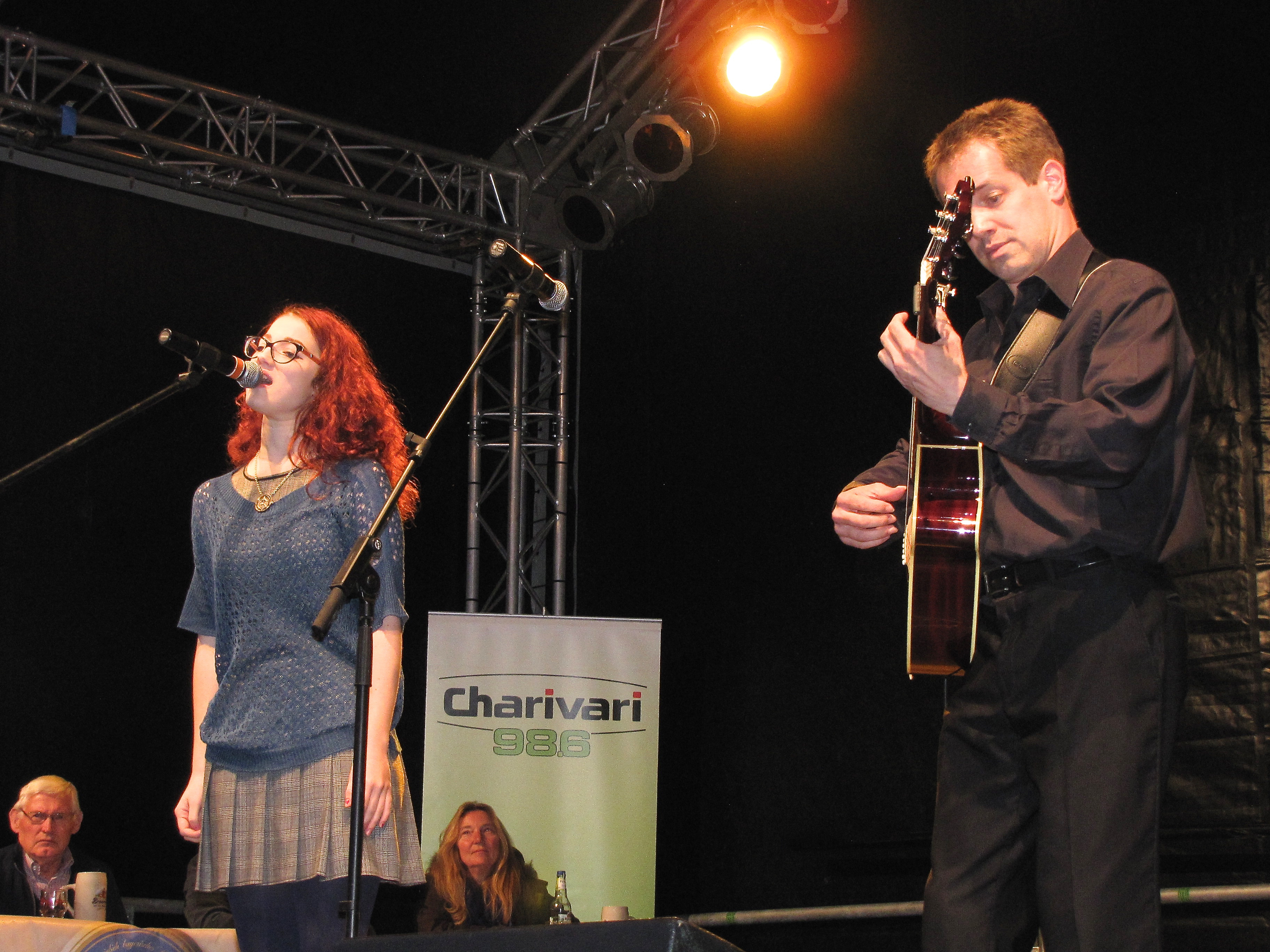 Überzeugten Publikum und Jury gleichermaßen: Marlene Dorfner und Andreas Fischer waren als „Duo Aspettami“ die Gewinner des Abends. Foto: Charivari98.6