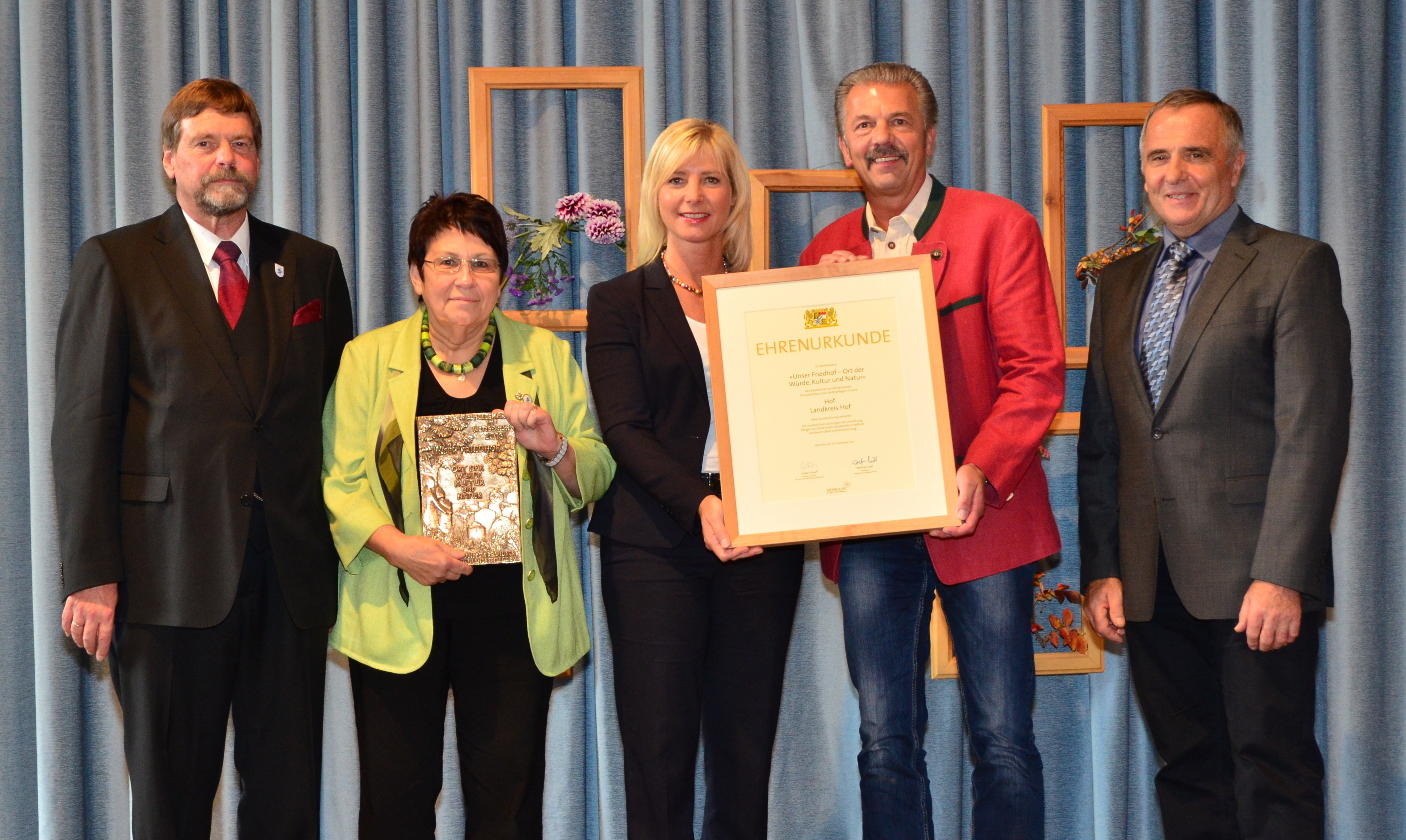 Wolfram Vaitl (Präsident des Bayerischen Landesverbandes für Gartenbau und Landespflege), Doris Feustel (Kreisvorsitzende), Staatsministerin Ulrike Scharf, Jürgen Schall (Friedhofsverwalter Stadt Hof), Günter Reif (stv. Bezirksvorsitzender)